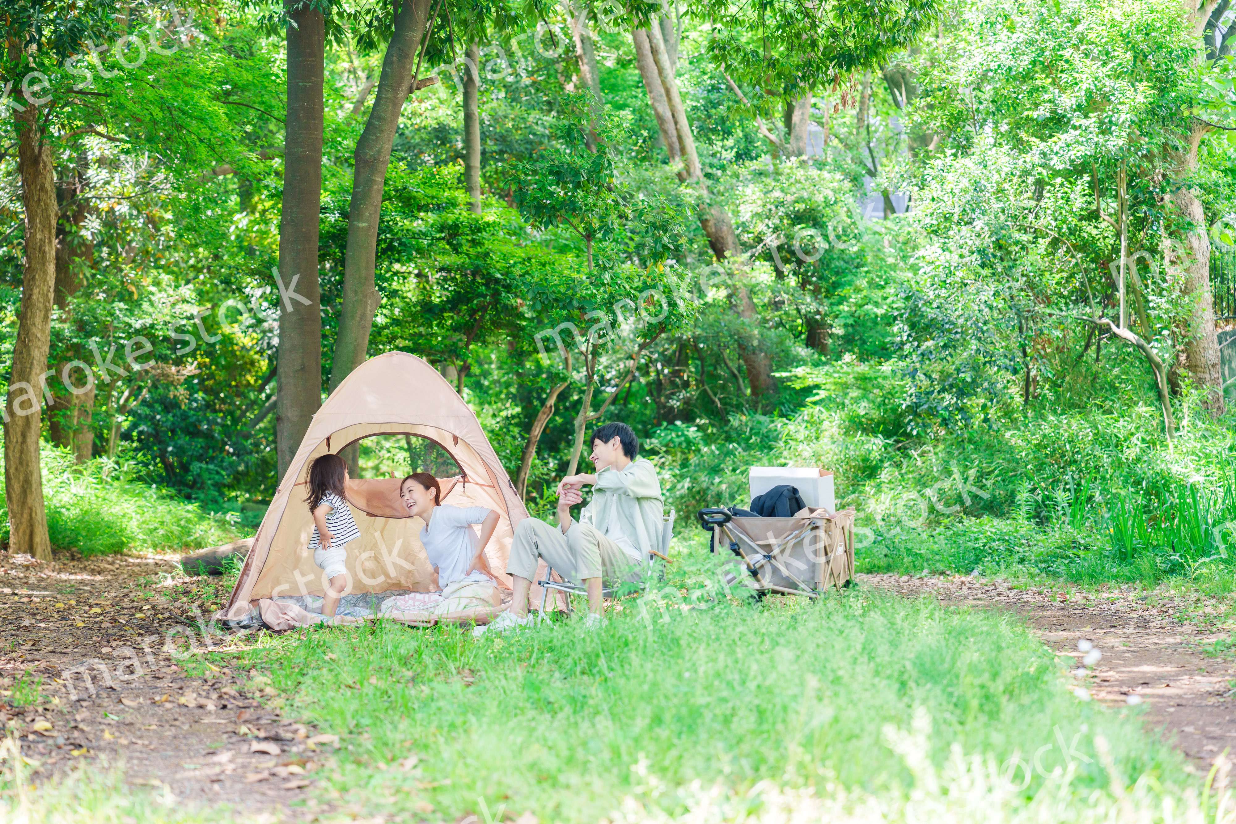 森の中でキャンプをするファミリー