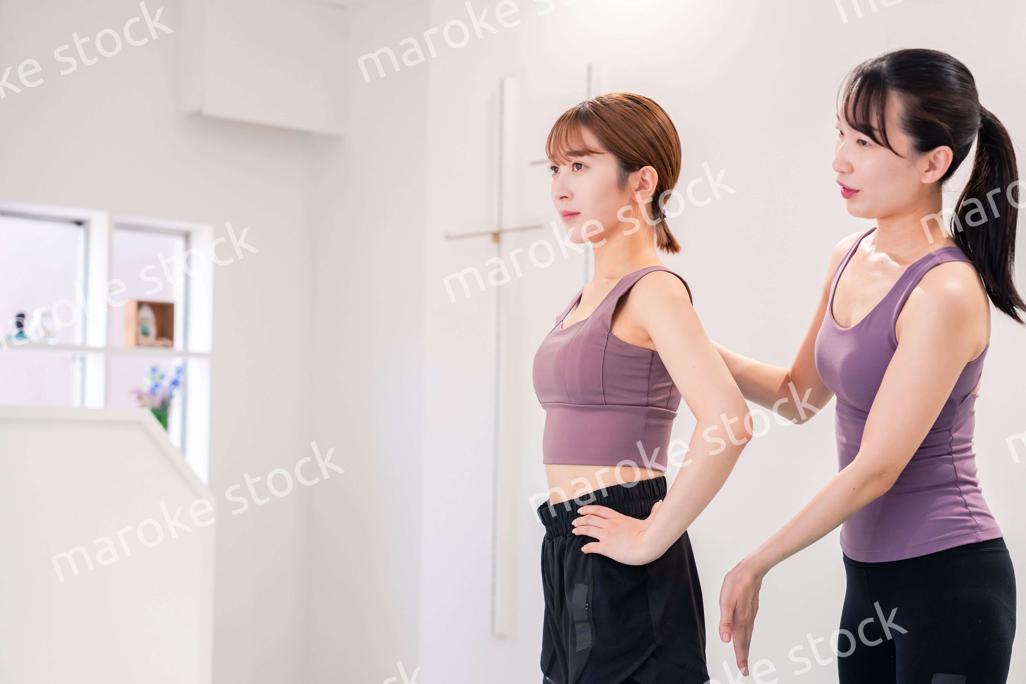 ヨガ教室でヨガをする2人の女性