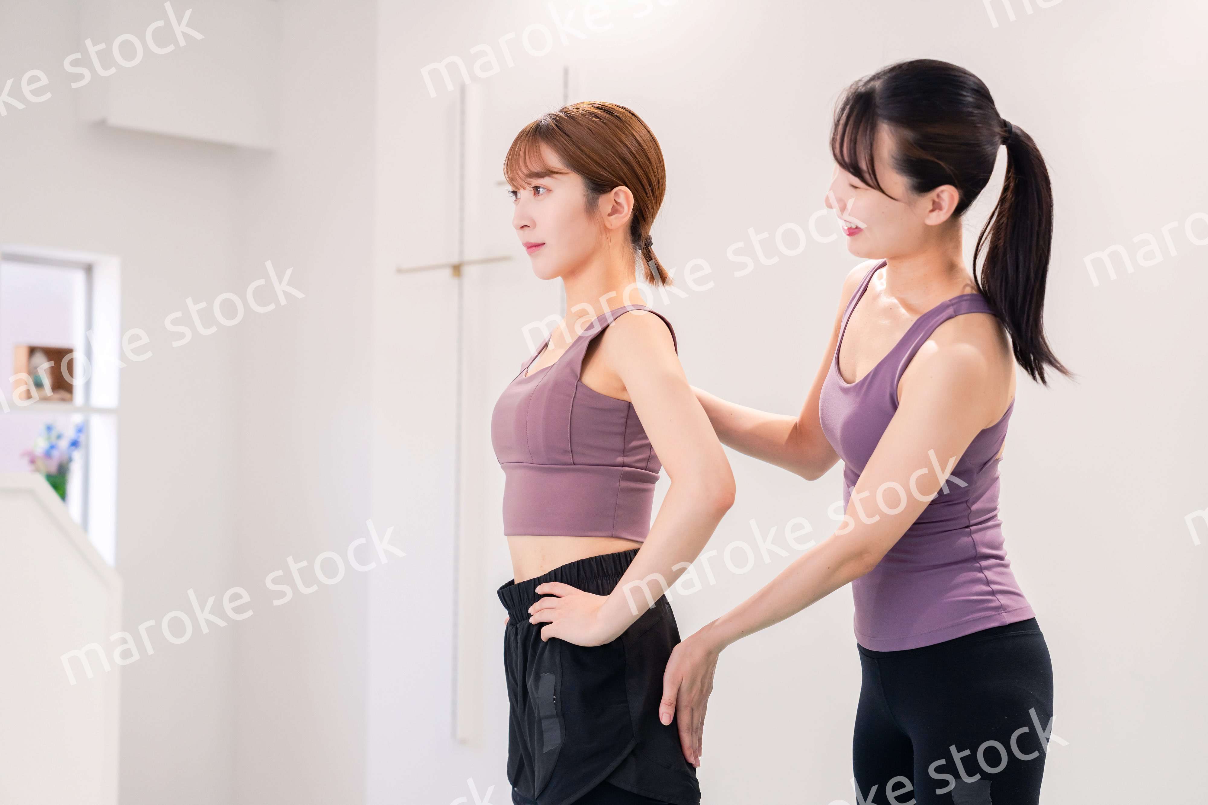 ヨガ教室でヨガをする2人の女性