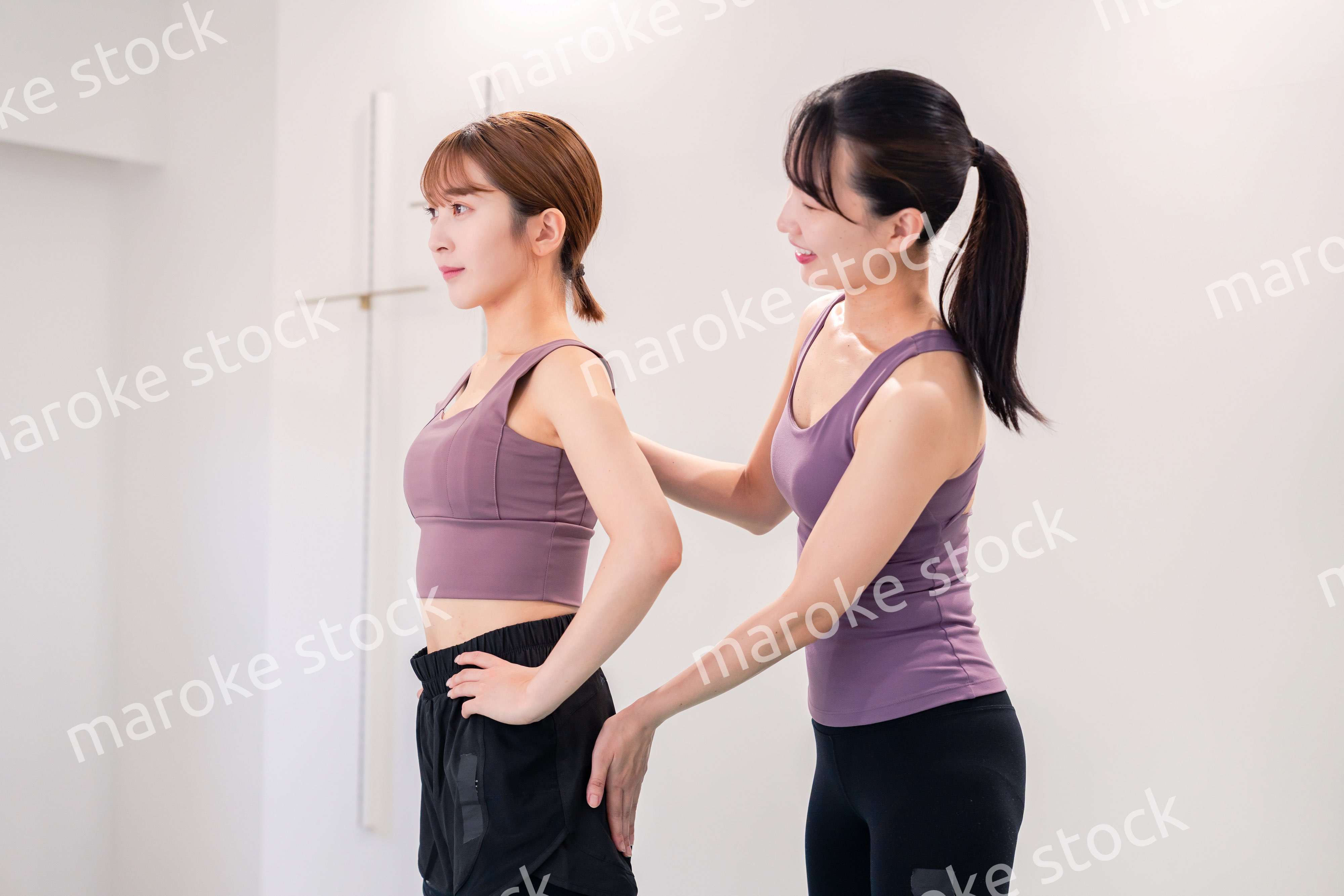 ヨガ教室でヨガをする2人の女性