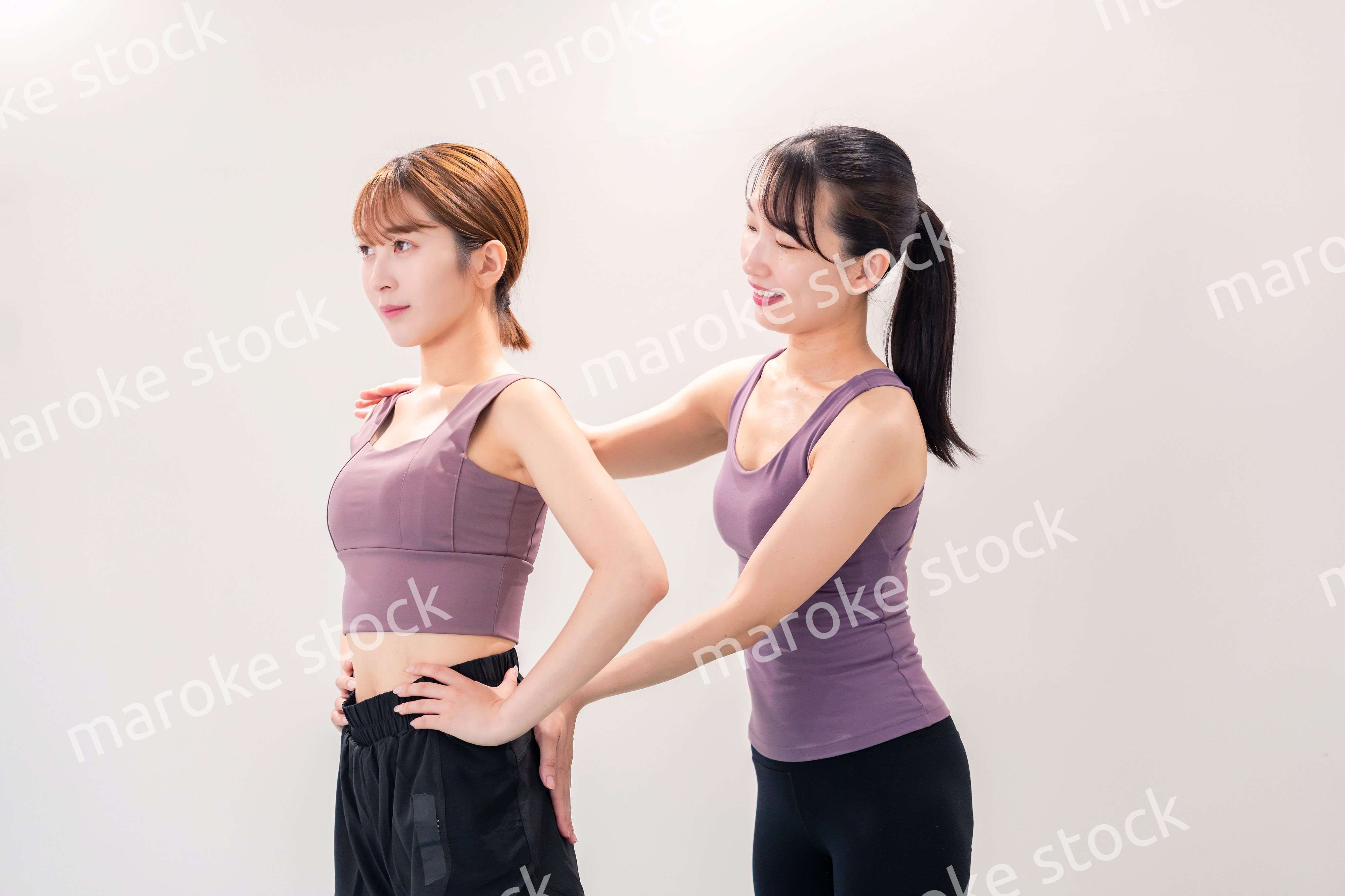 ヨガ教室でヨガをする2人の女性