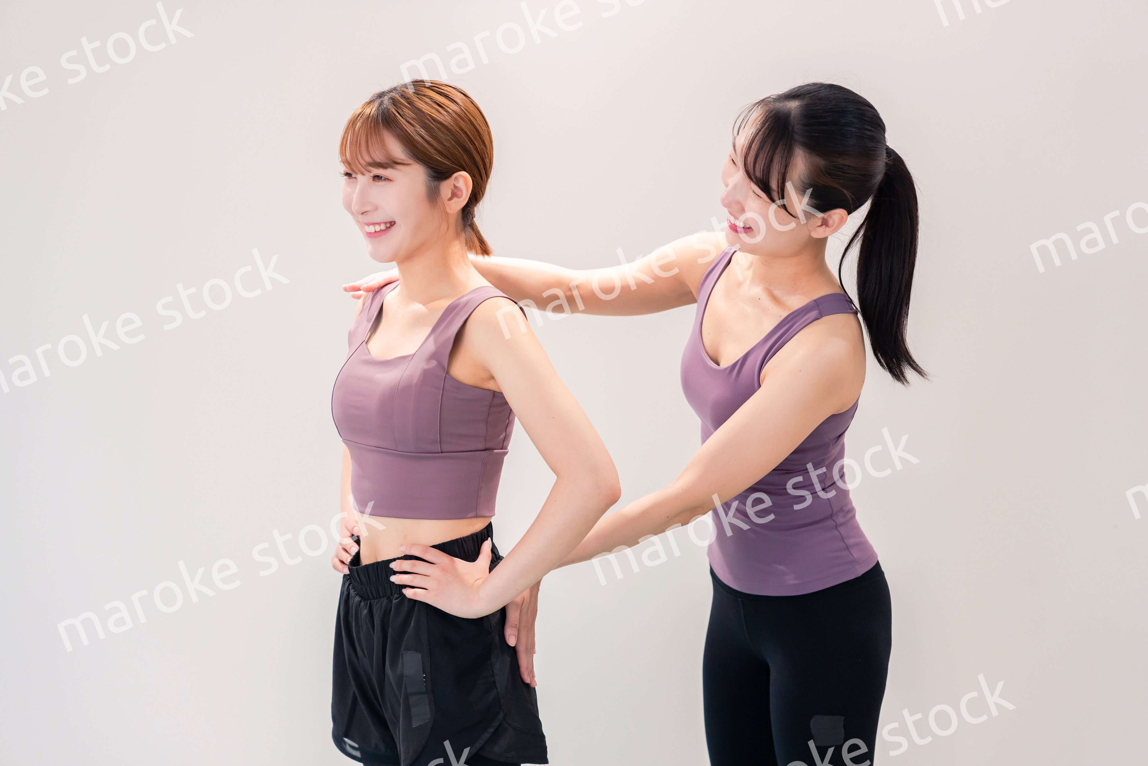 ヨガ教室でヨガをする2人の女性