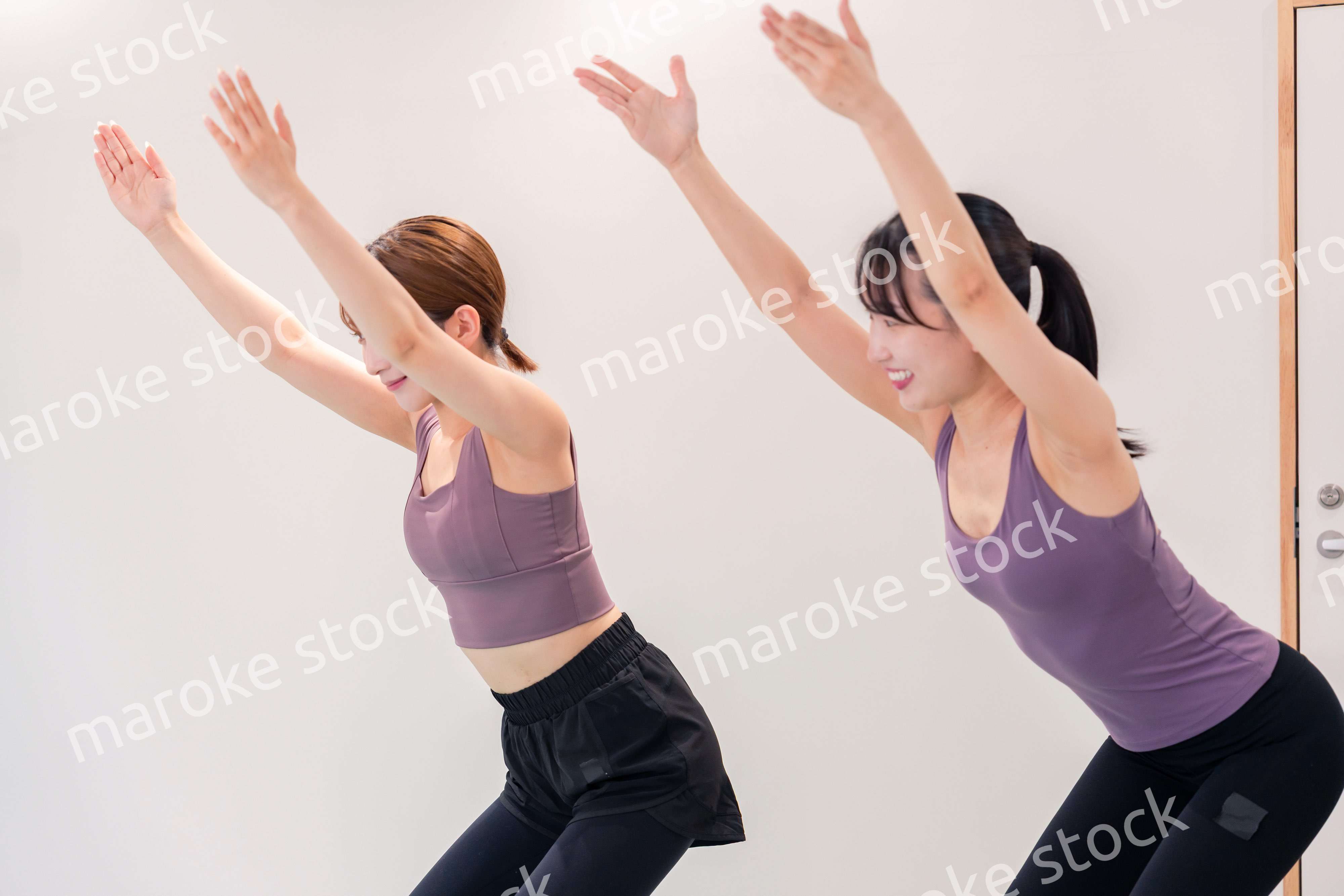 ヨガ教室でヨガをする2人の女性