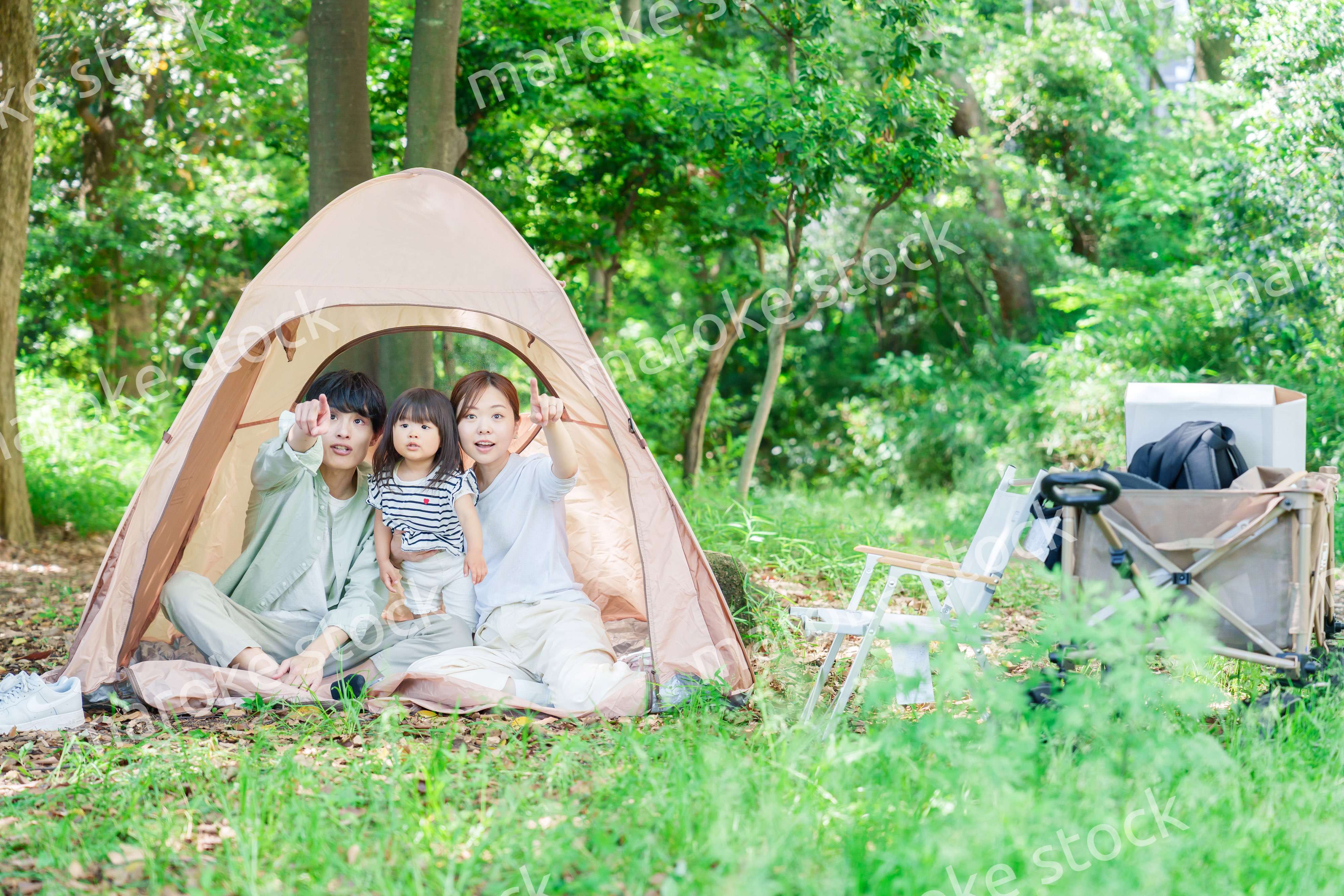 テントの中から自然観察をするファミリー