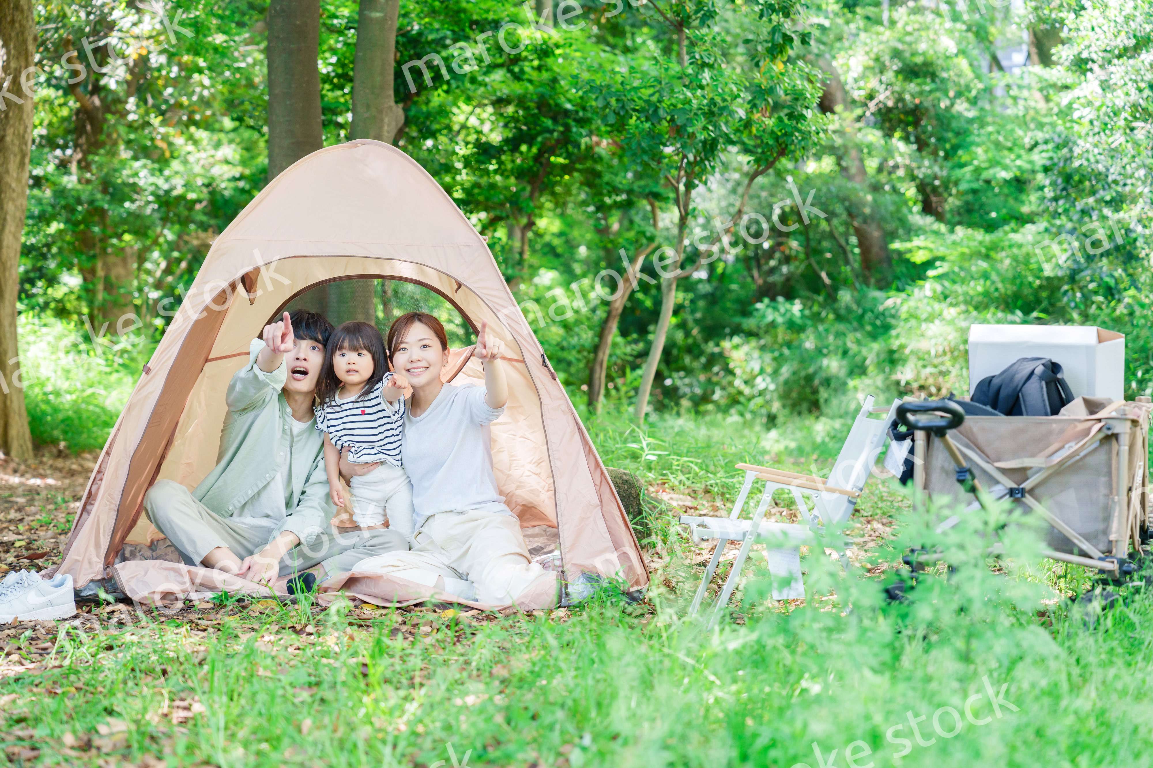 テントの中から自然観察をするファミリー