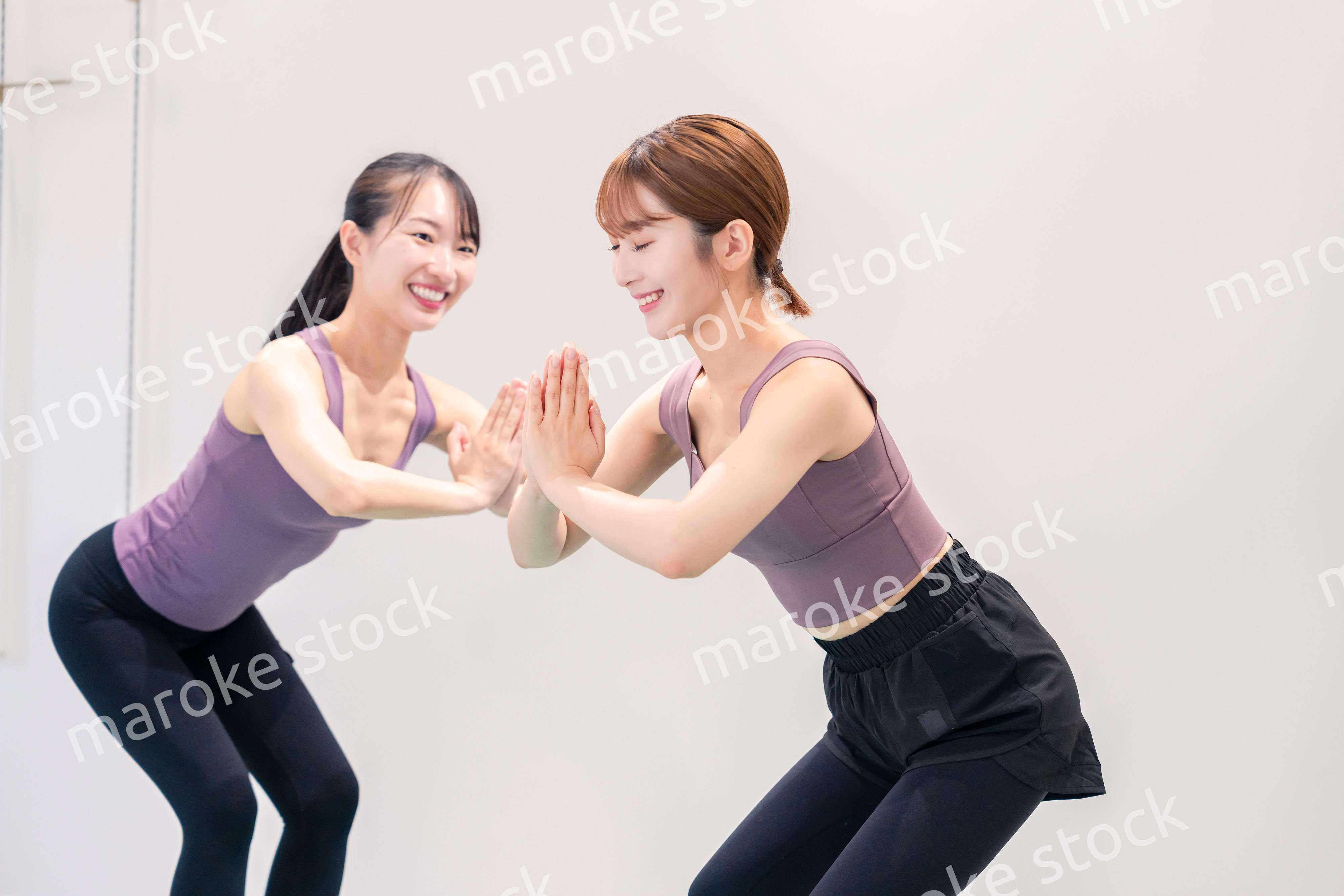 ヨガ教室でヨガをする2人の女性