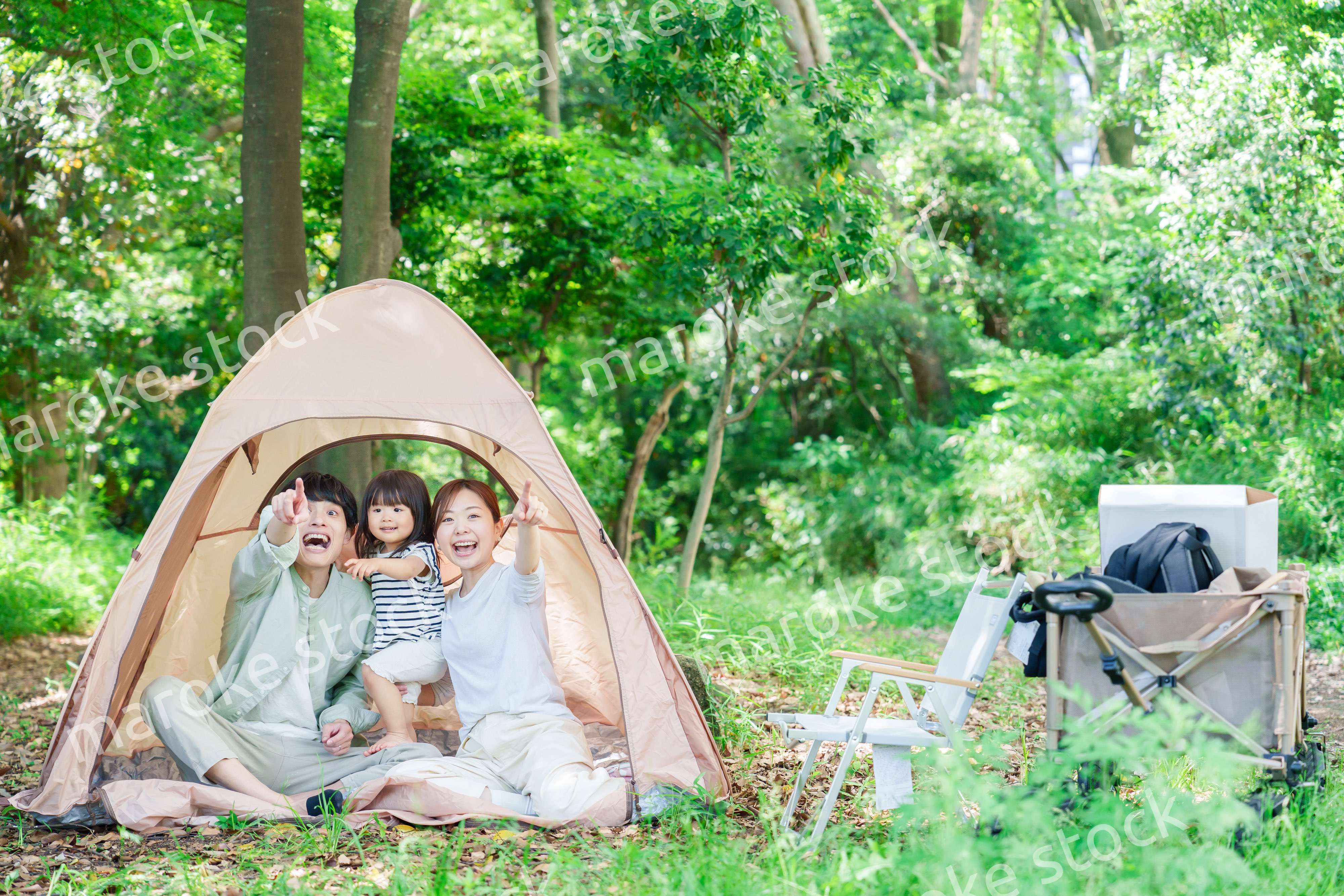 テントの中から自然観察をするファミリー