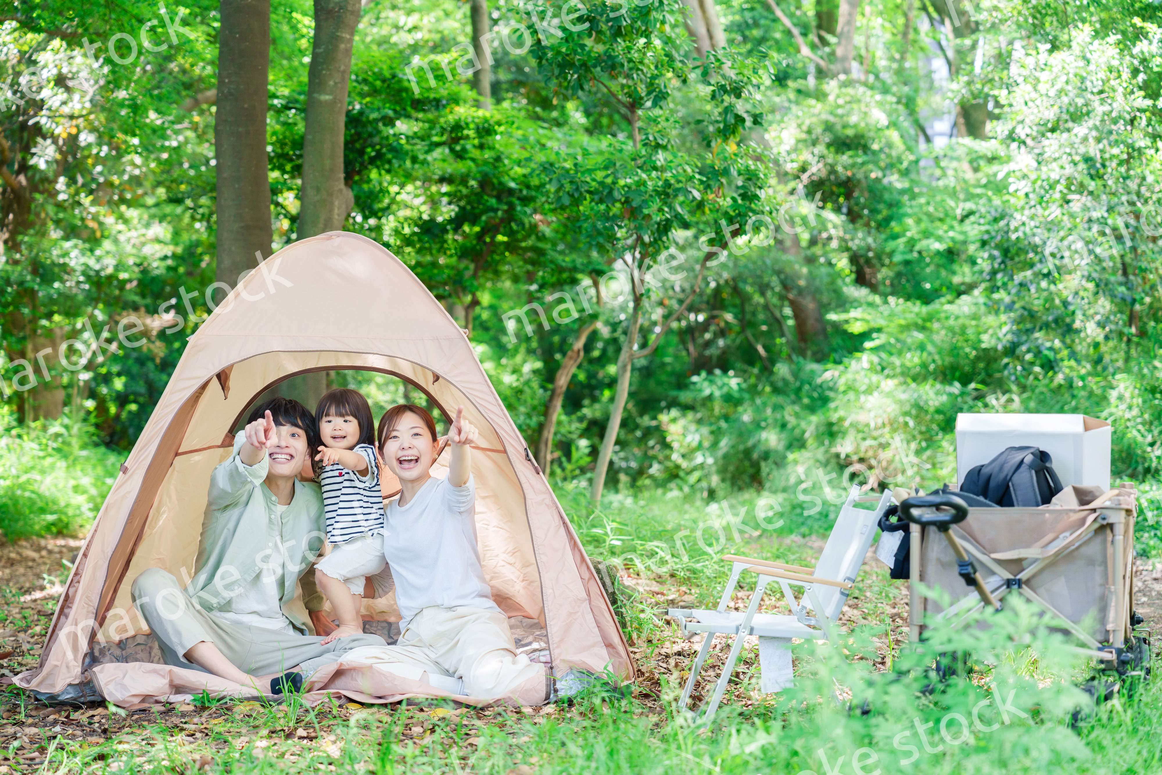 テントの中から自然観察をするファミリー