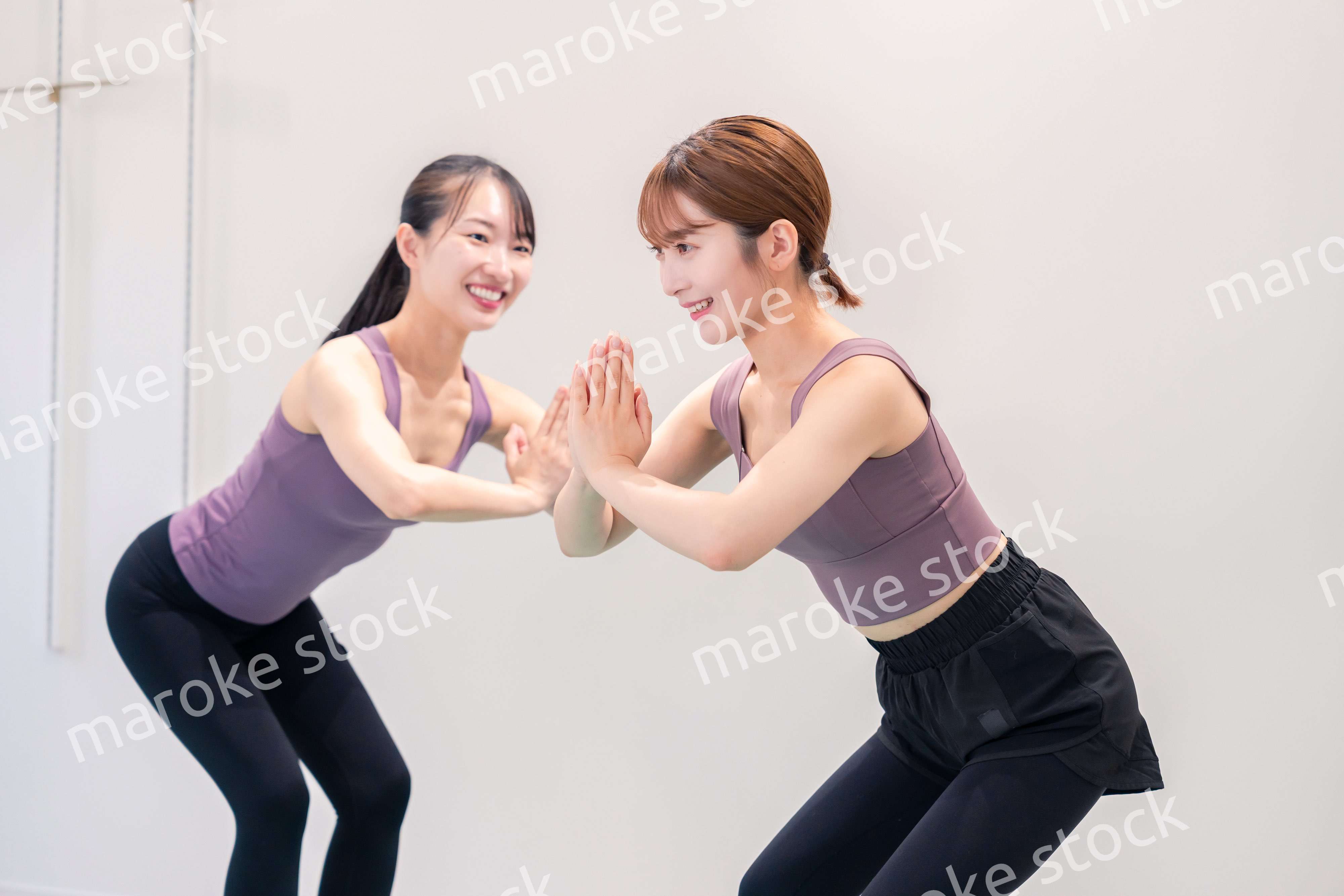 ヨガ教室でヨガをする2人の女性