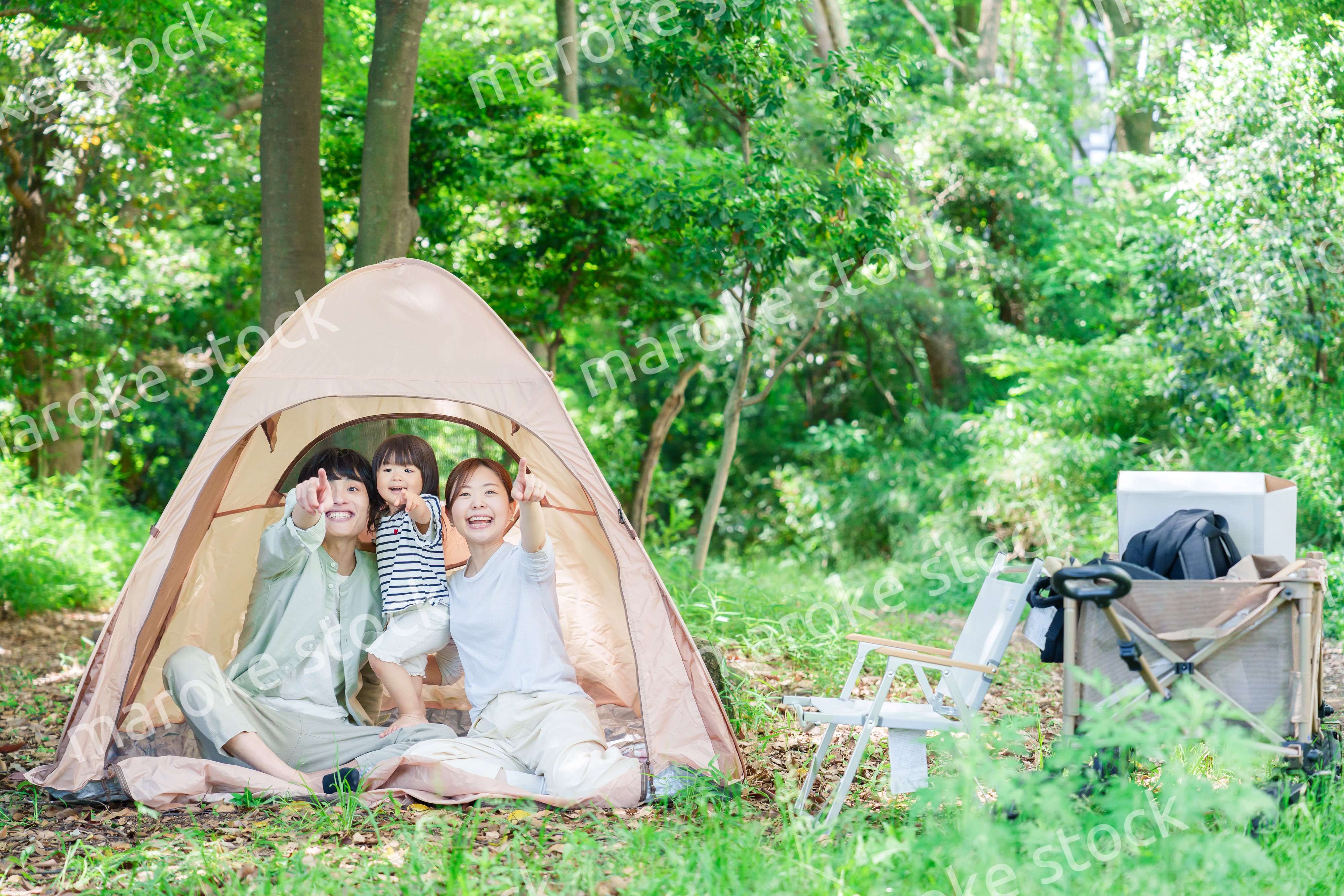 テントの中から自然観察をするファミリー