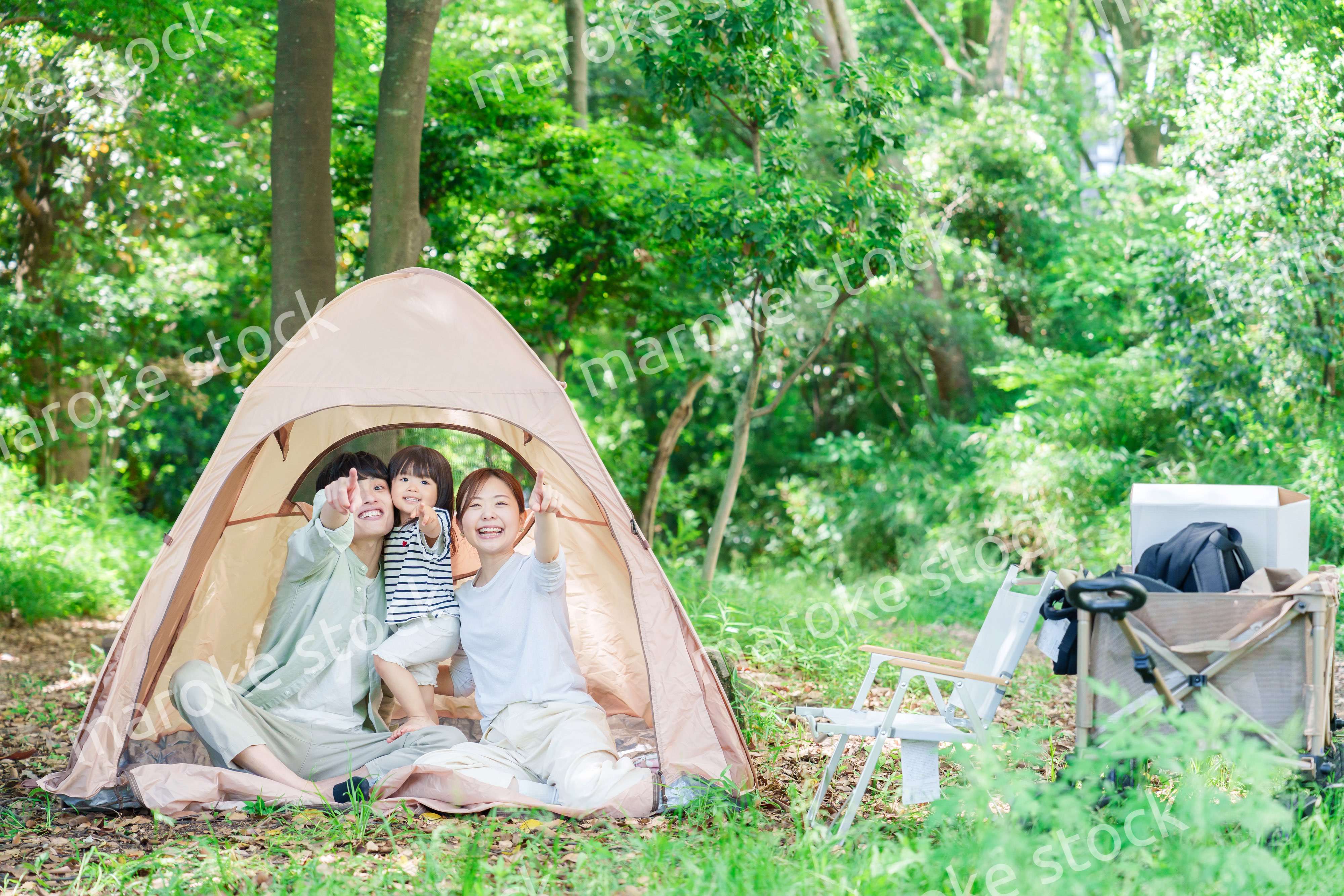 テントの中から自然観察をするファミリー