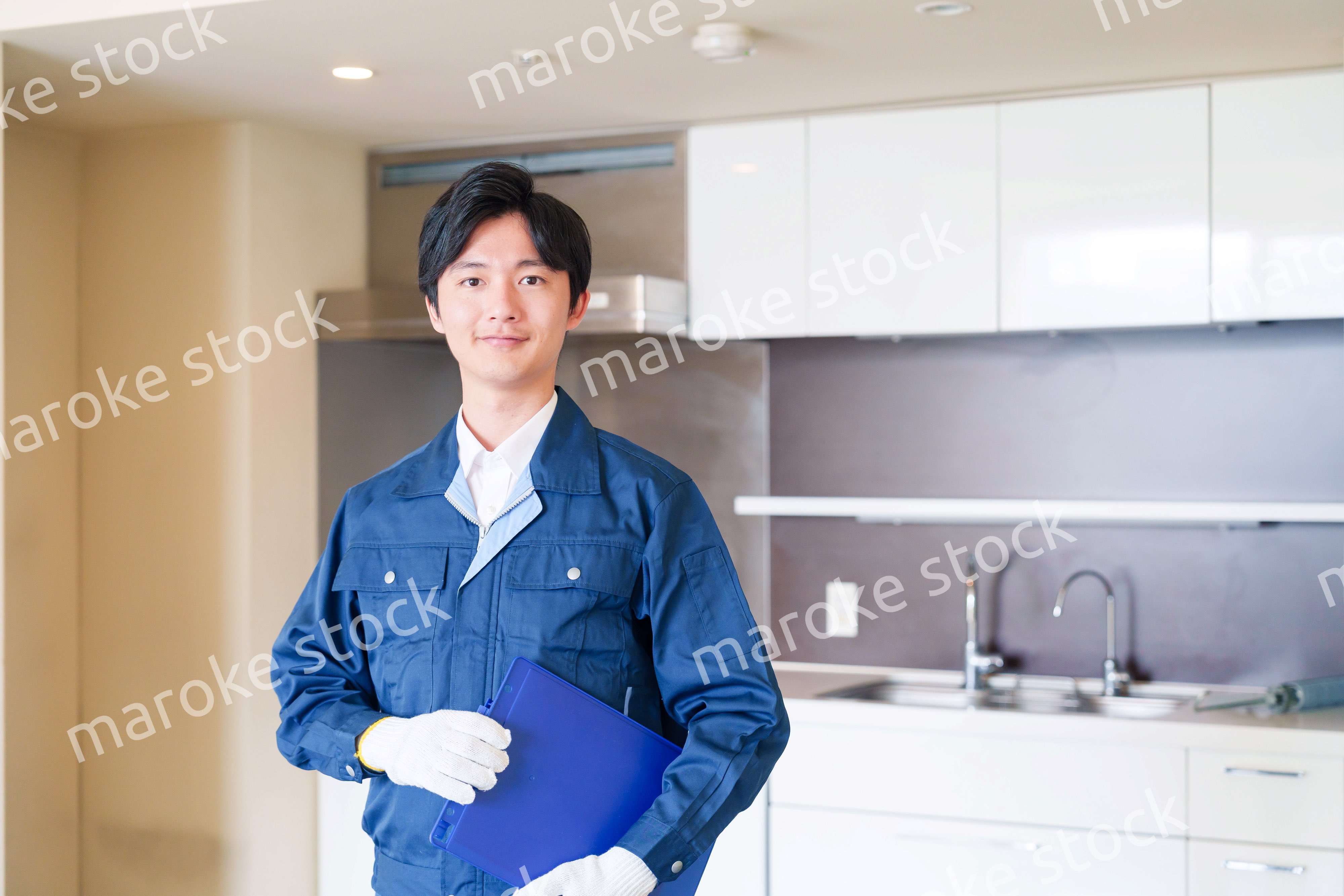 誠実な雰囲気でマンションの点検をする男性の作業員