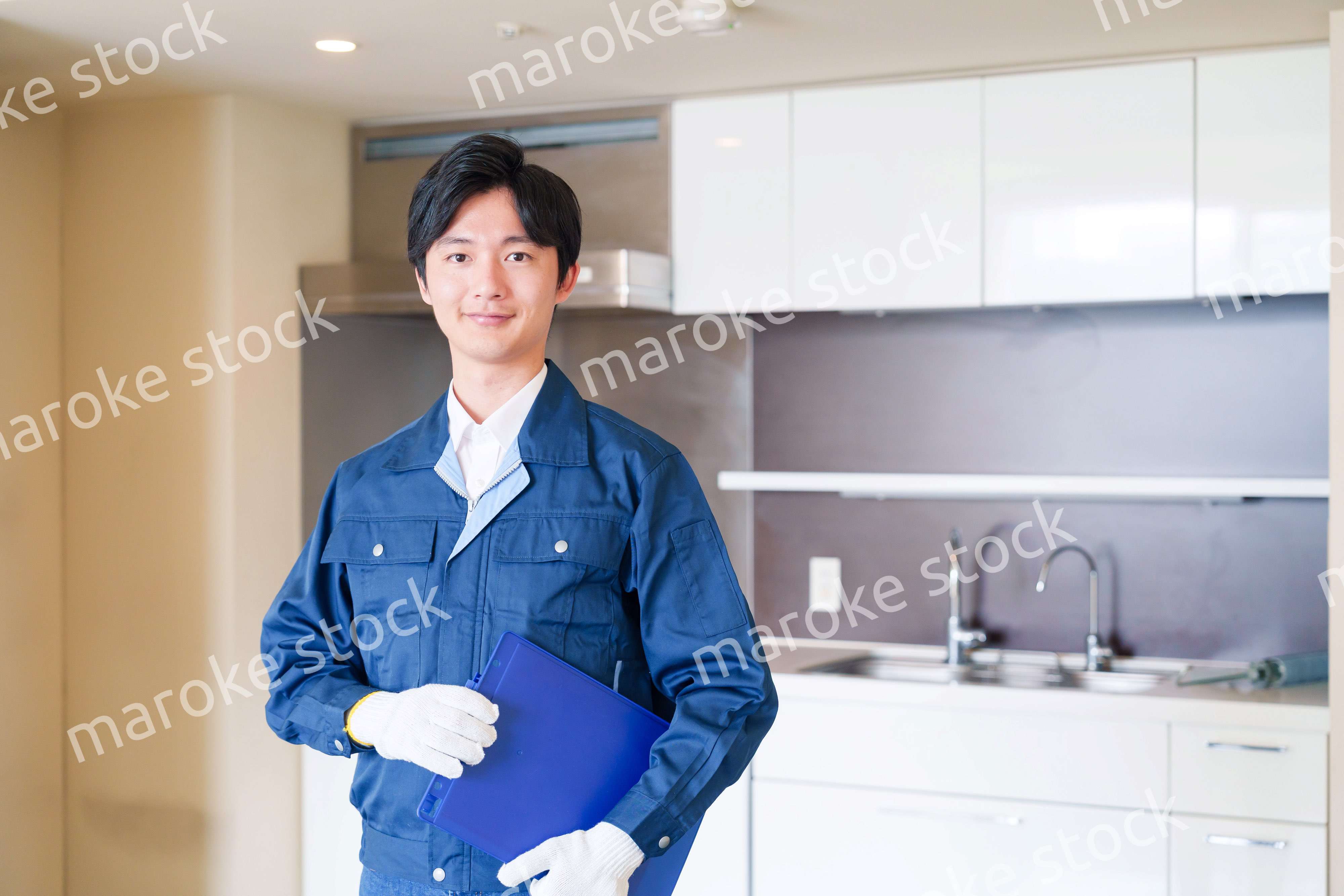 誠実な雰囲気でマンションの点検をする男性の作業員