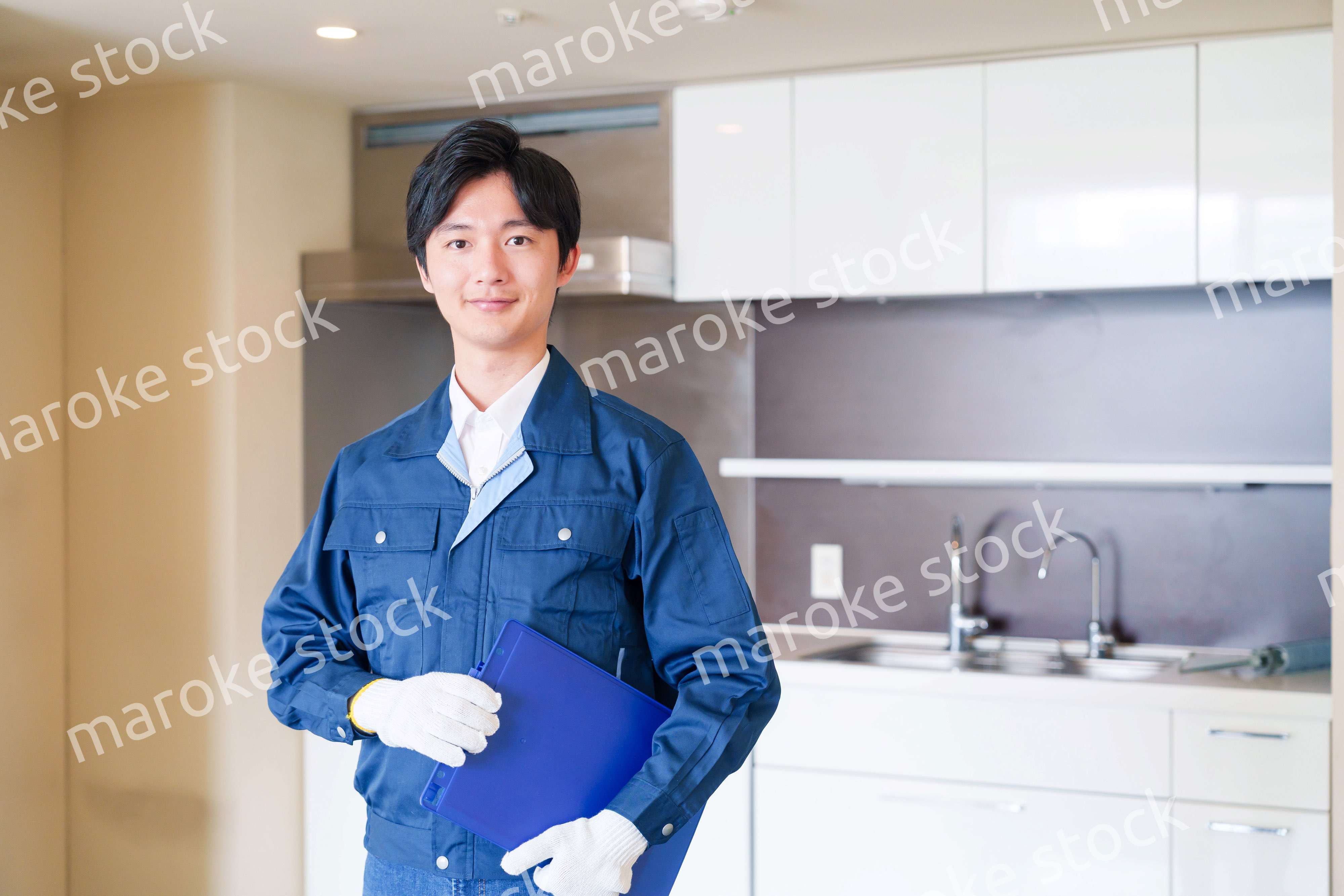 誠実な雰囲気でマンションの点検をする男性の作業員