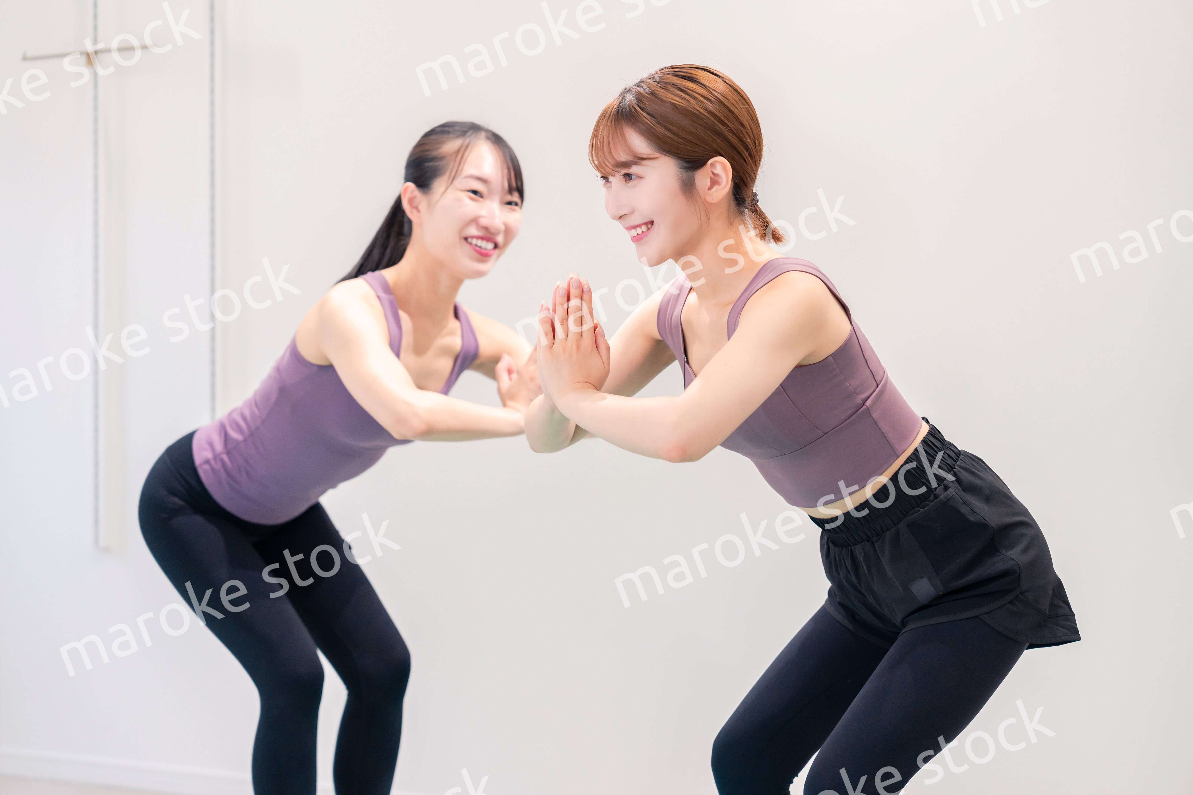 ヨガ教室でヨガをする2人の女性