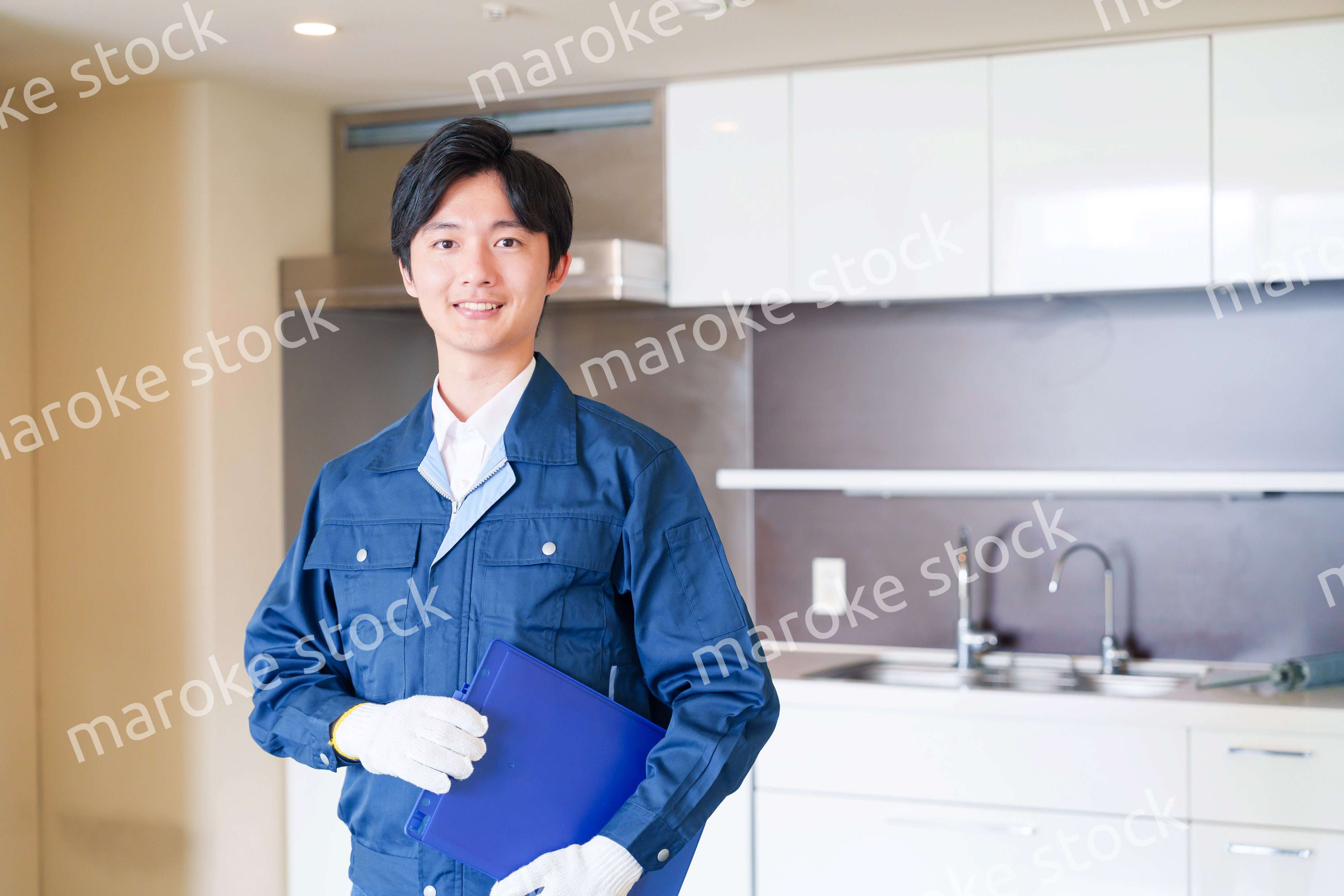 誠実な雰囲気でマンションの点検をする男性の作業員