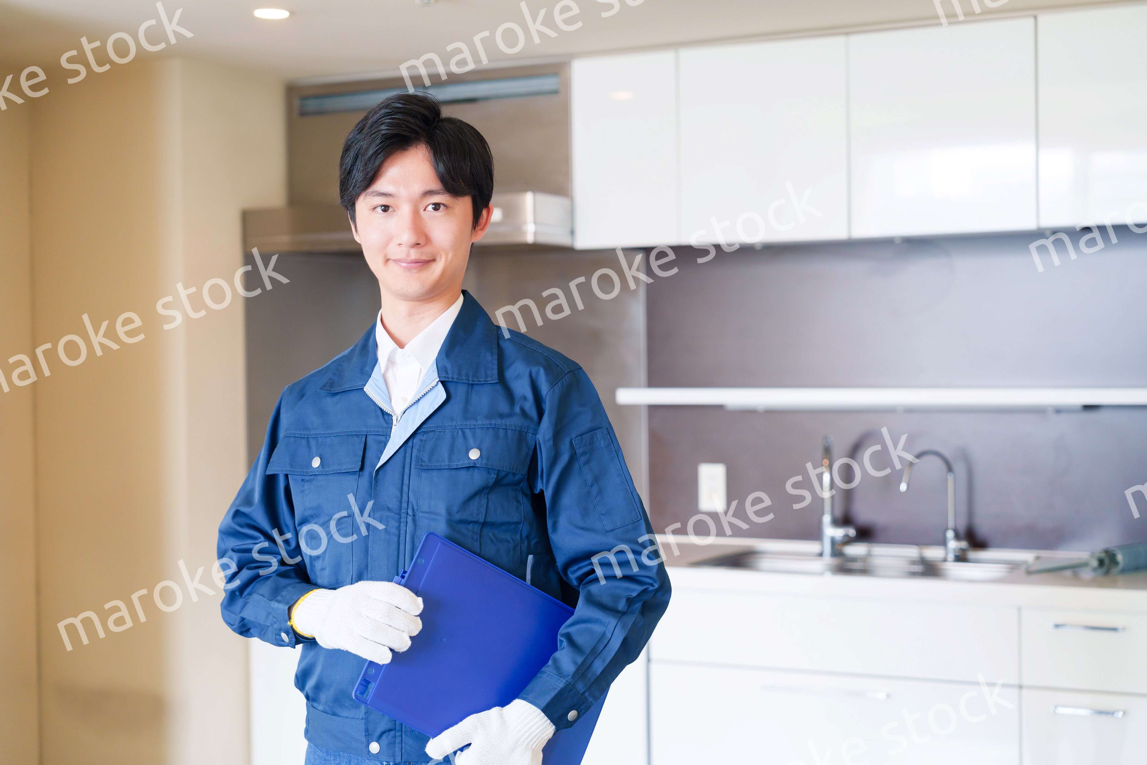 誠実な雰囲気でマンションの点検をする男性の作業員