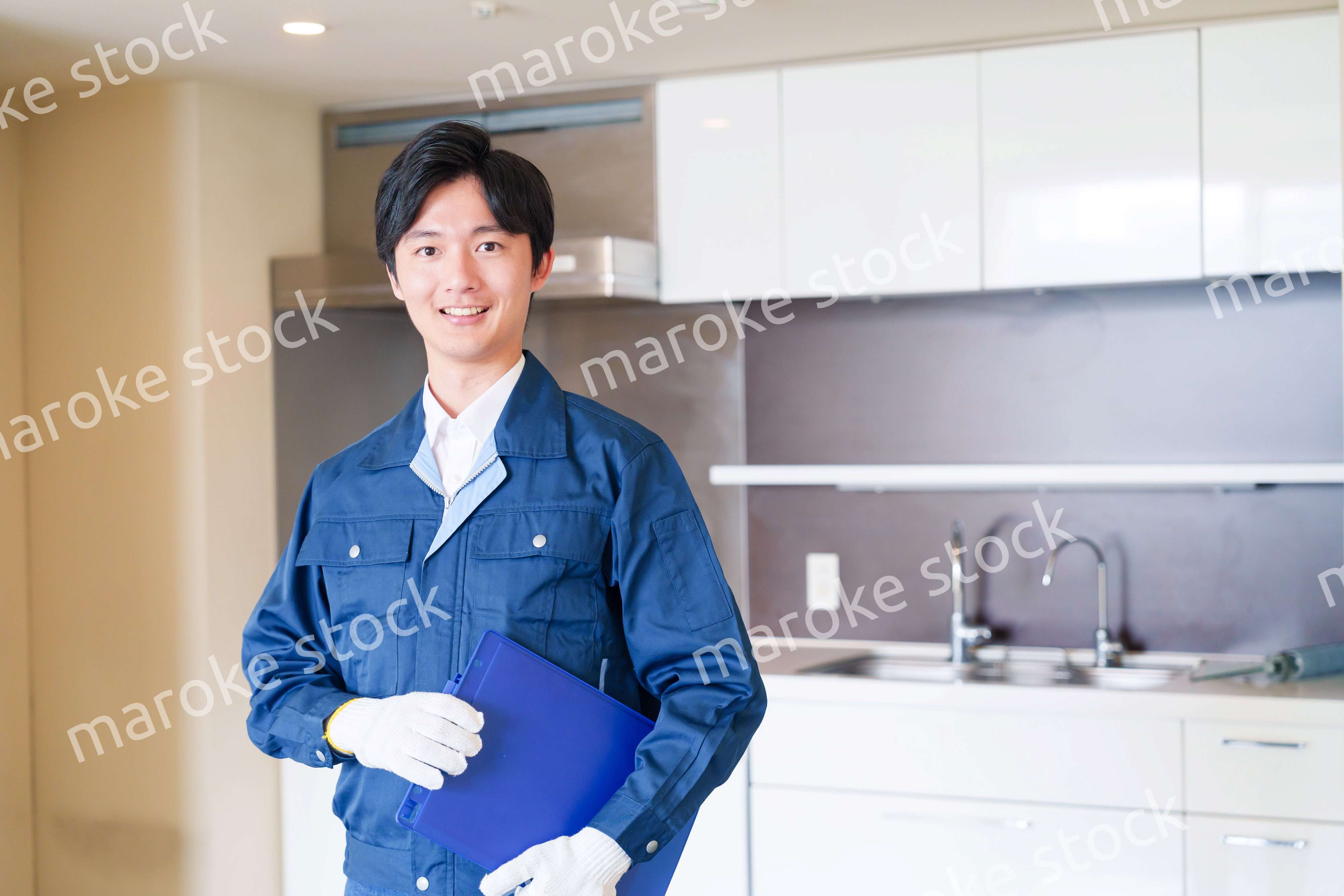 誠実な雰囲気でマンションの点検をする男性の作業員