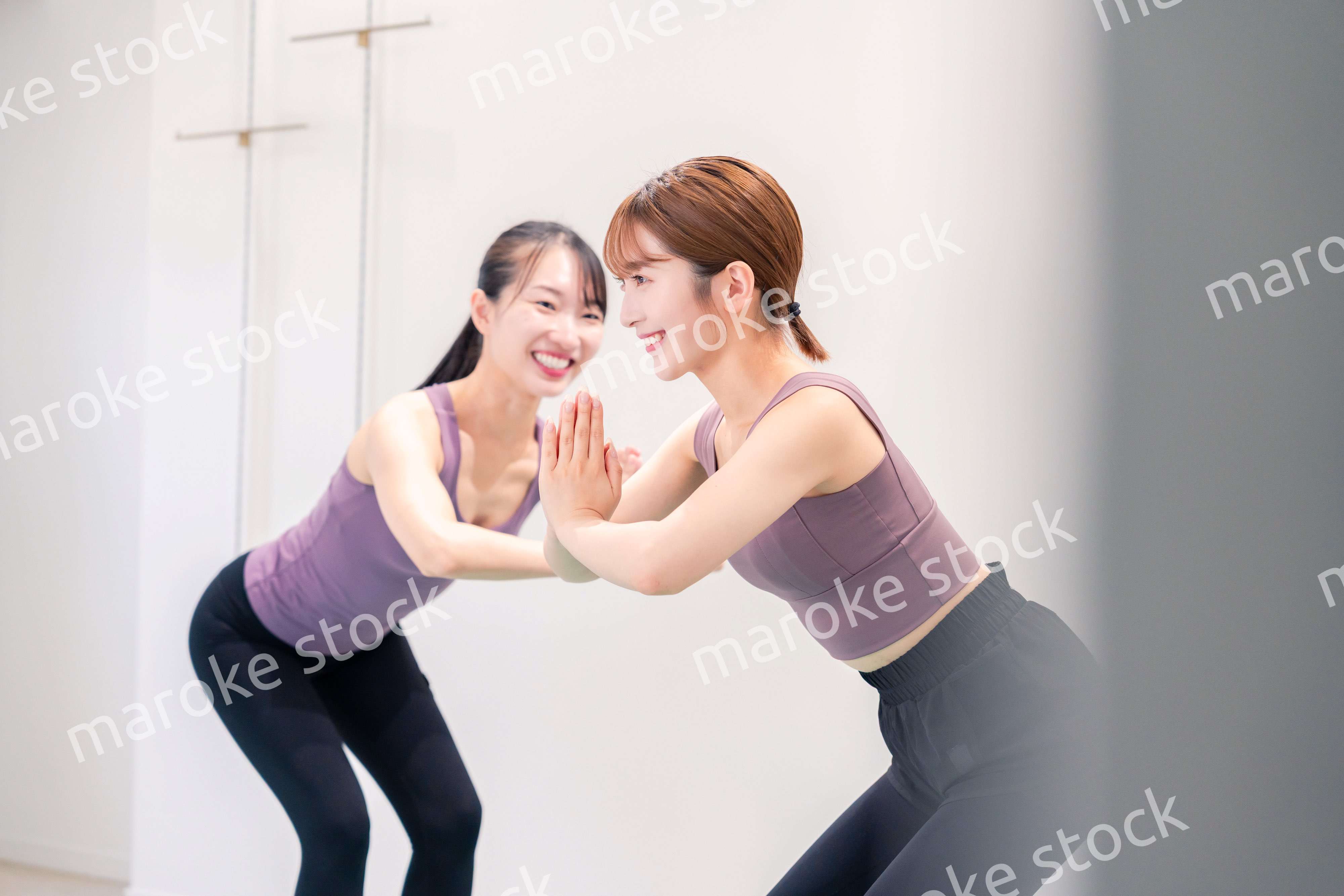 ヨガ教室でヨガをする2人の女性