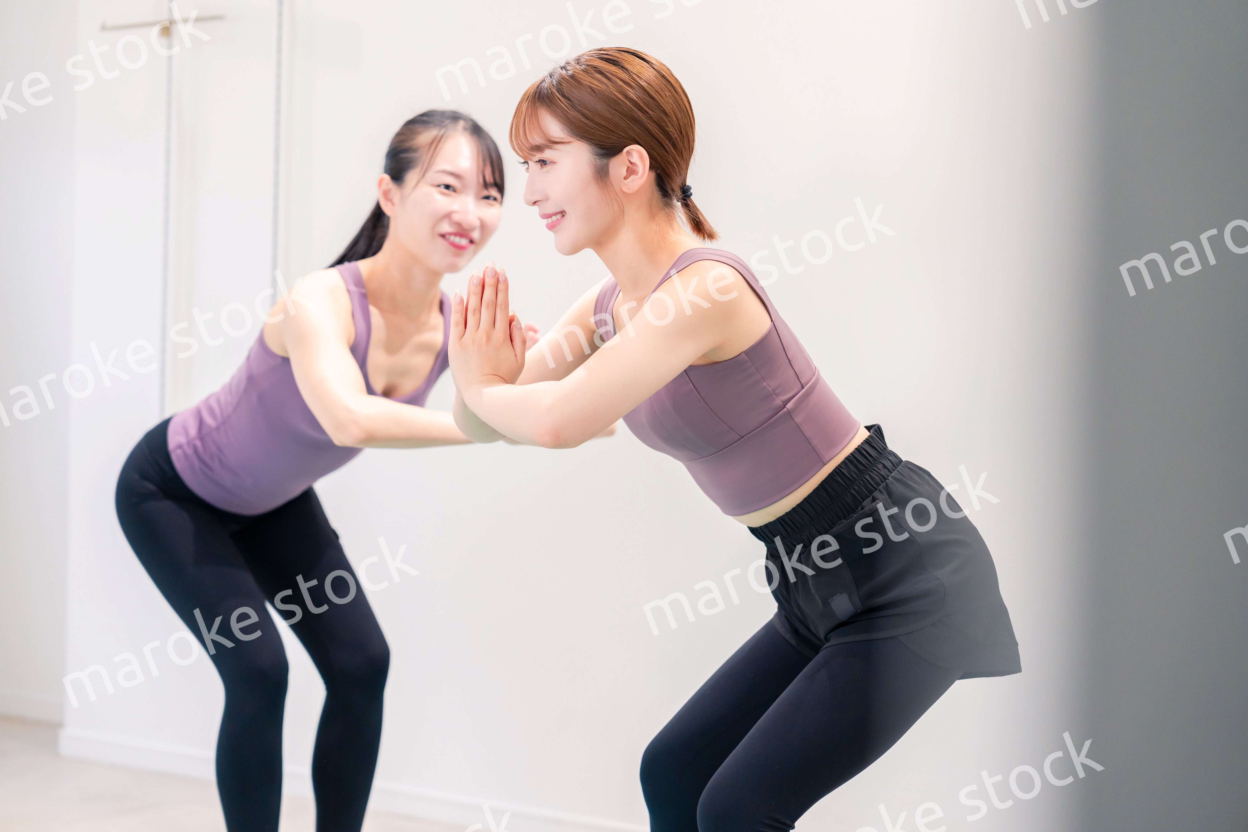 ヨガ教室でヨガをする2人の女性