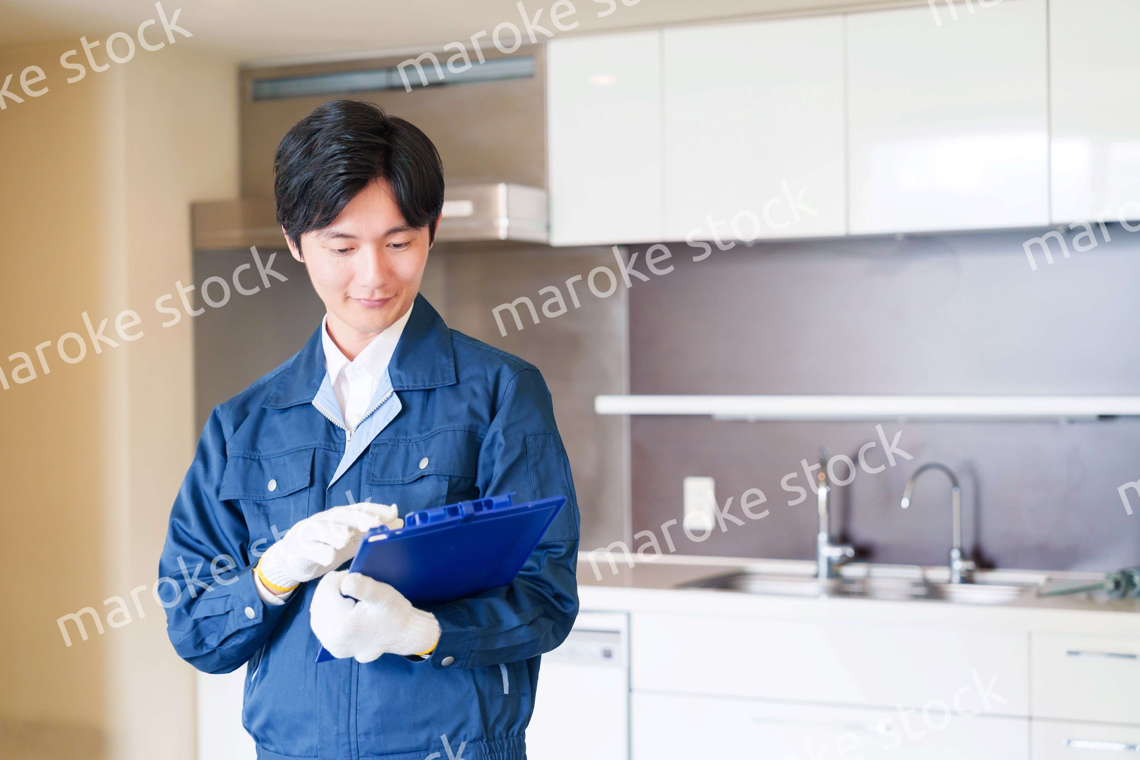 誠実な雰囲気でマンションの点検をする男性の作業員