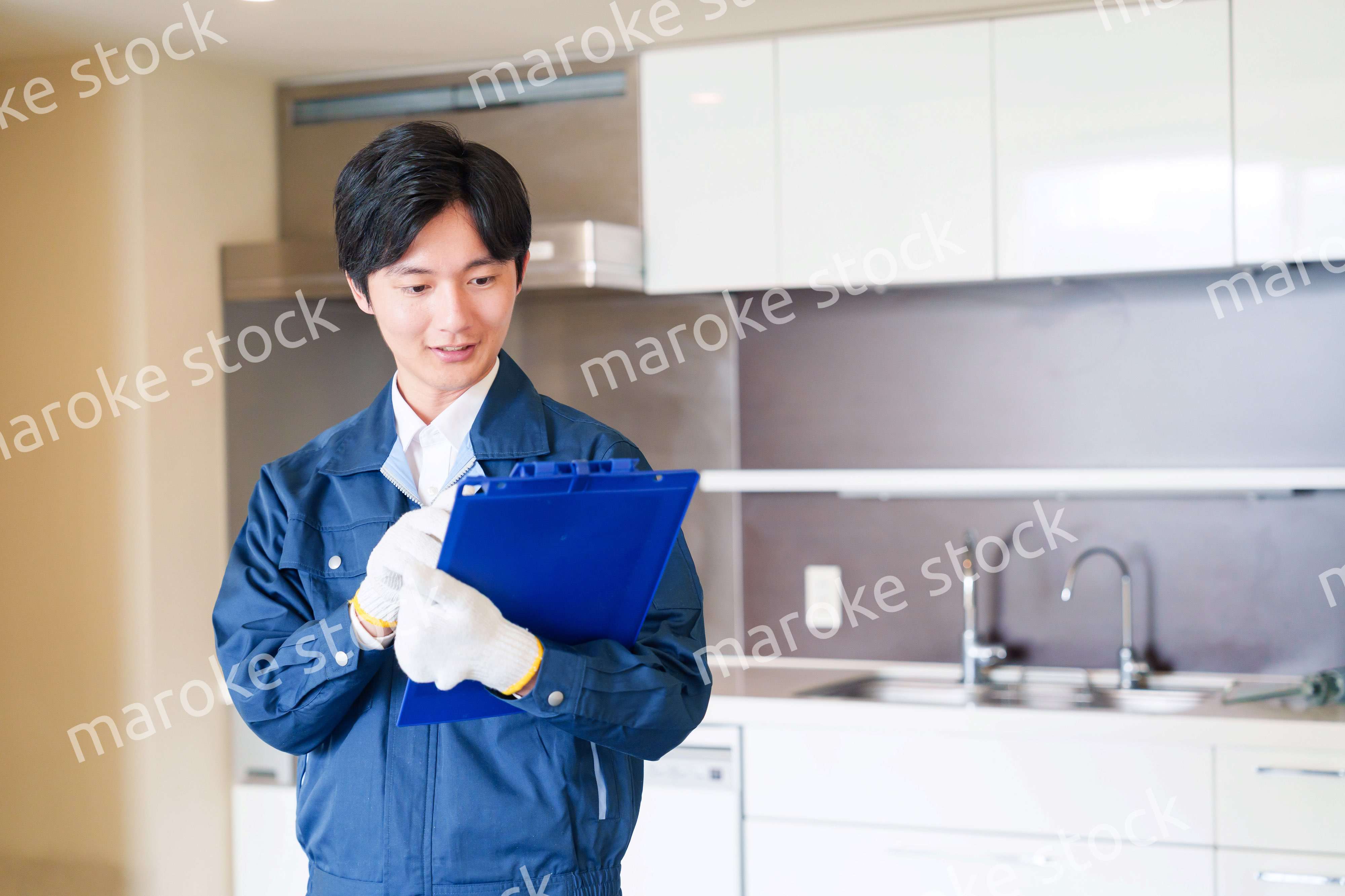 誠実な雰囲気でマンションの点検をする男性の作業員