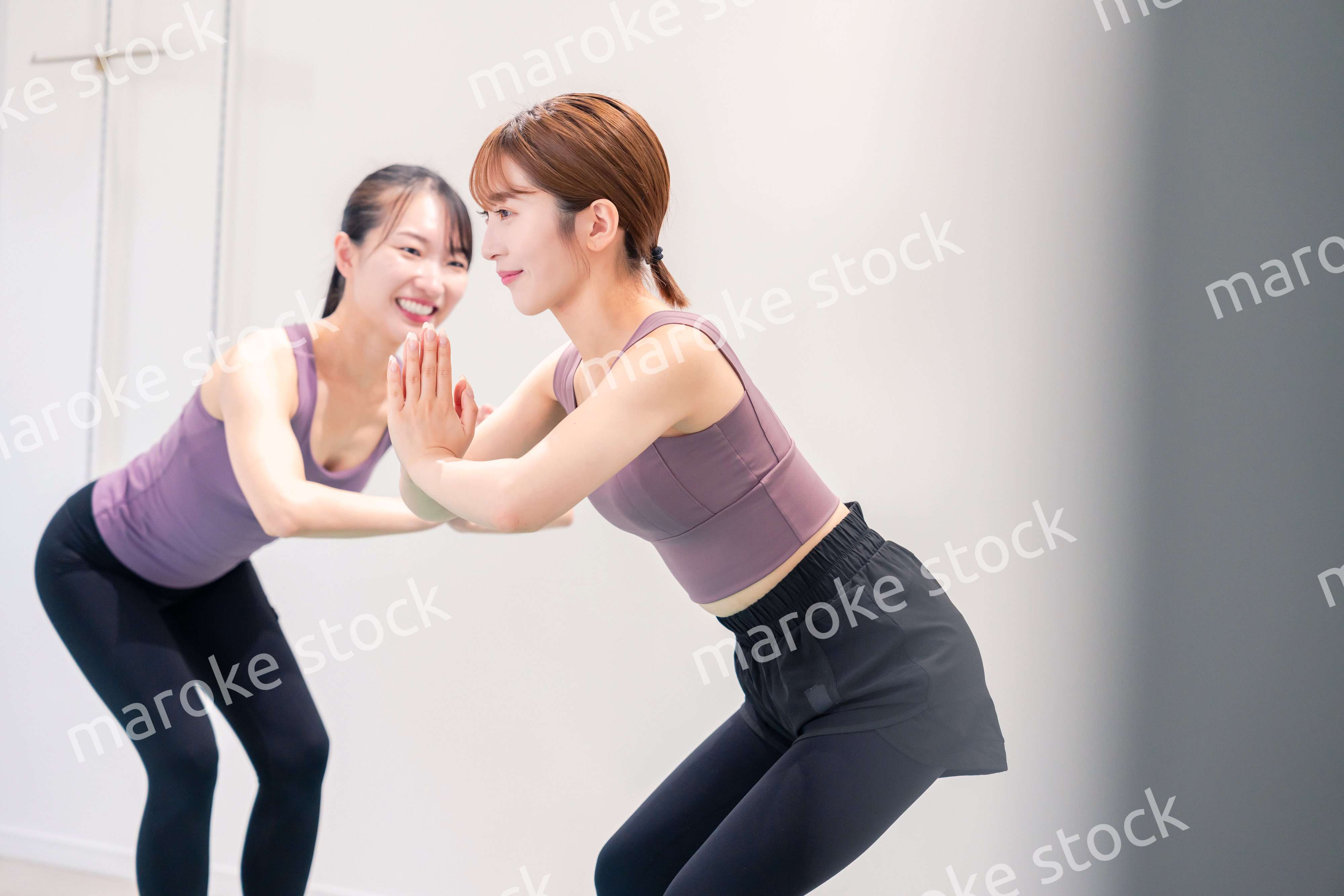 ヨガ教室でヨガをする2人の女性