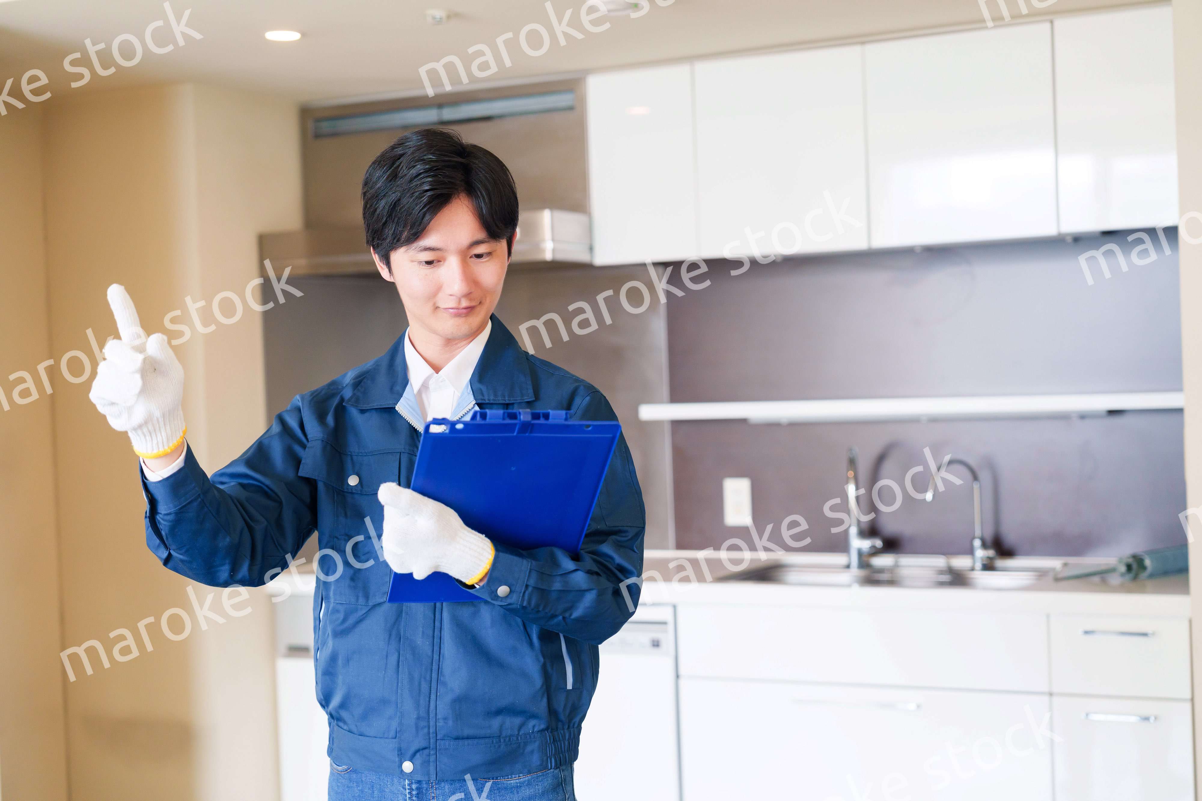 誠実な雰囲気でマンションの点検をする男性の作業員