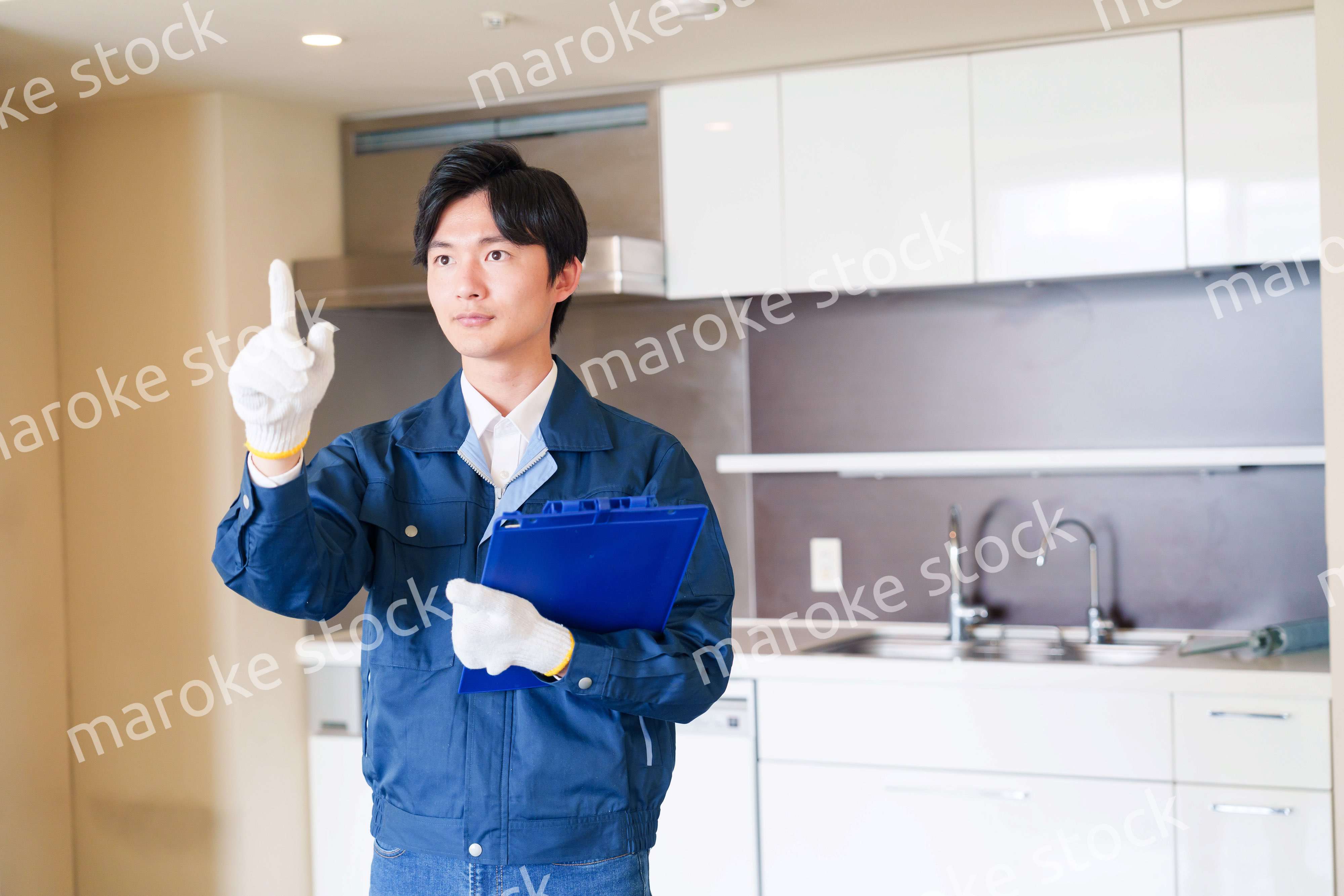 誠実な雰囲気でマンションの点検をする男性の作業員