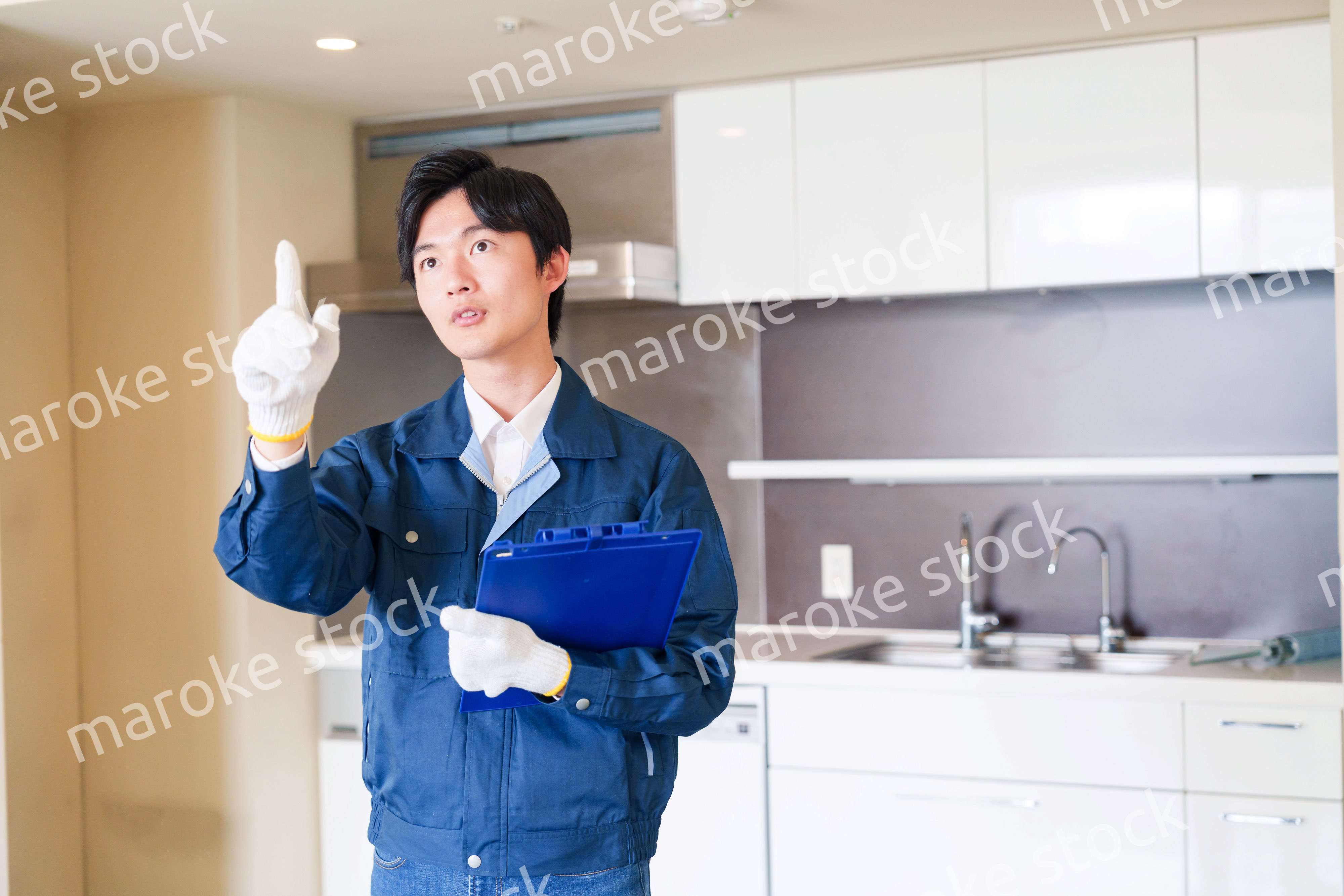 誠実な雰囲気でマンションの点検をする男性の作業員