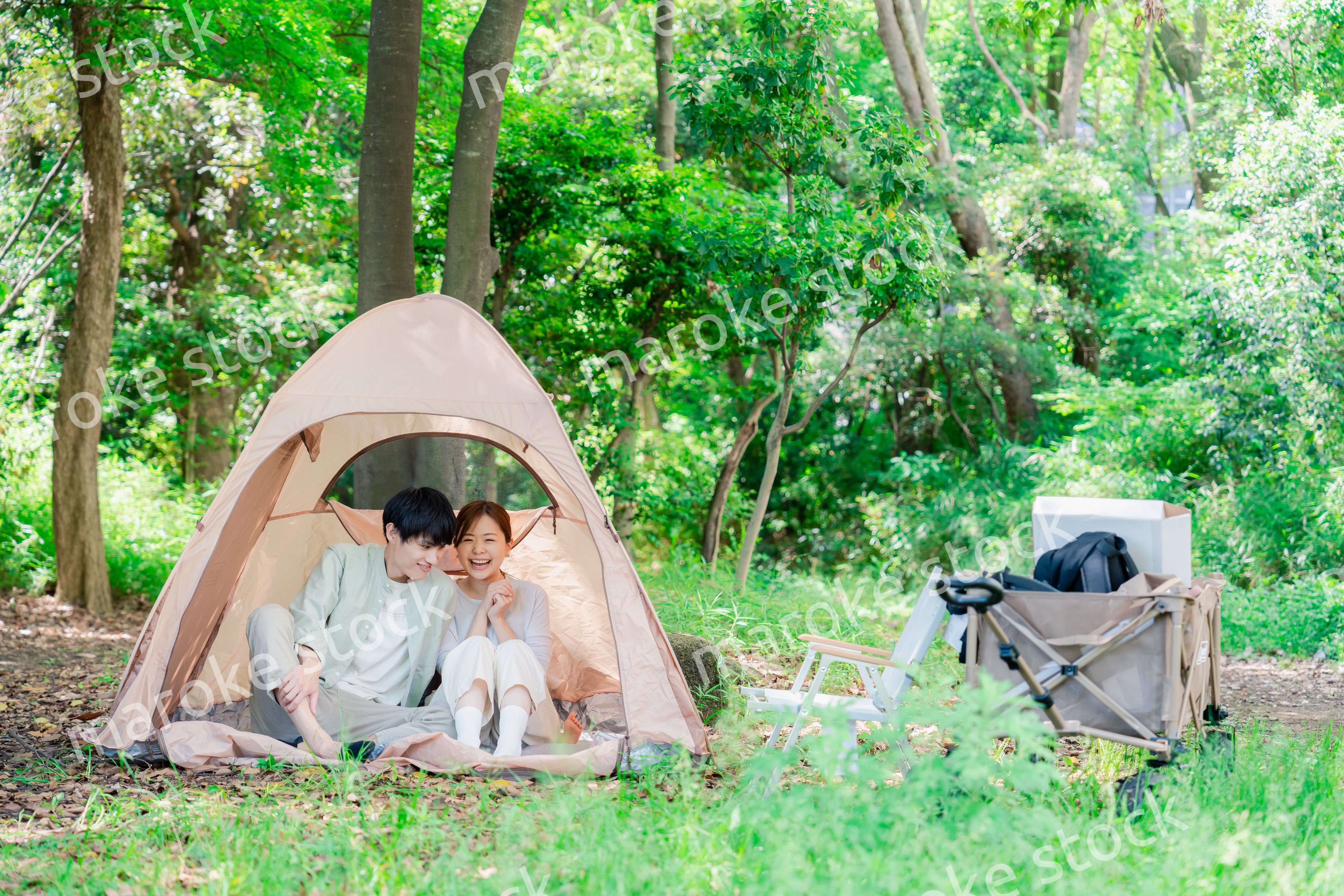 テントでキャンプをする若いカップル