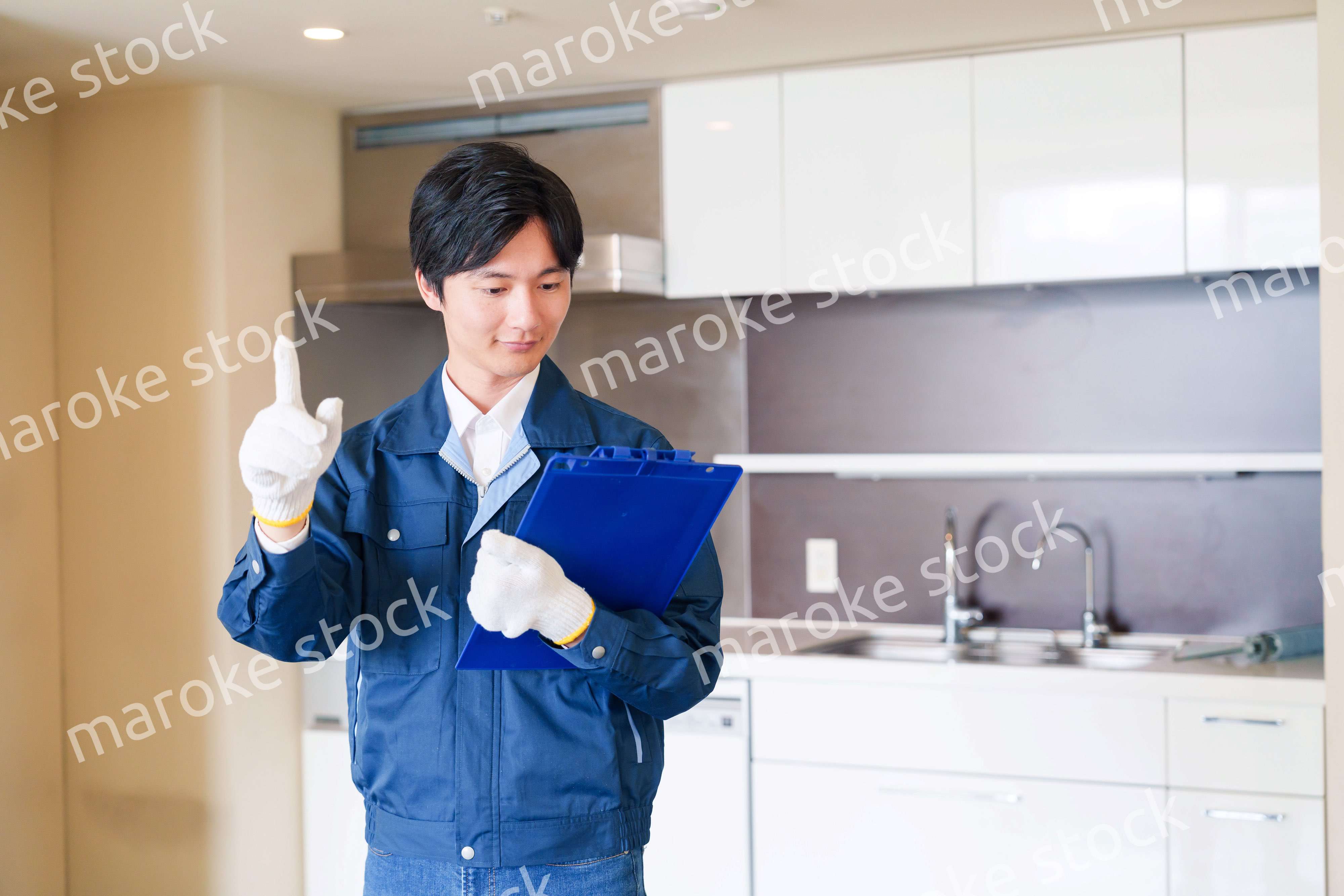 誠実な雰囲気でマンションの点検をする男性の作業員