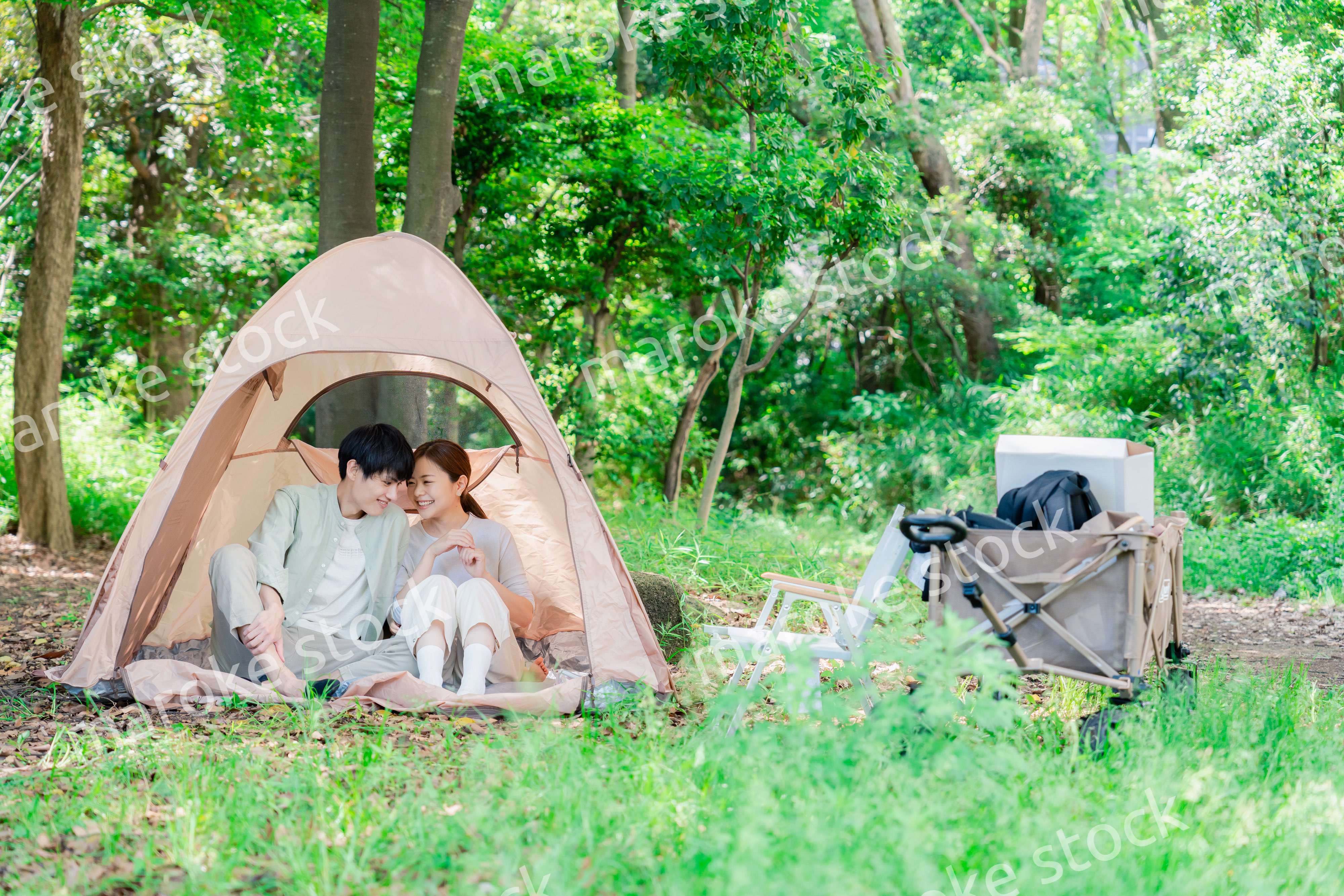 テントでキャンプをする若いカップル