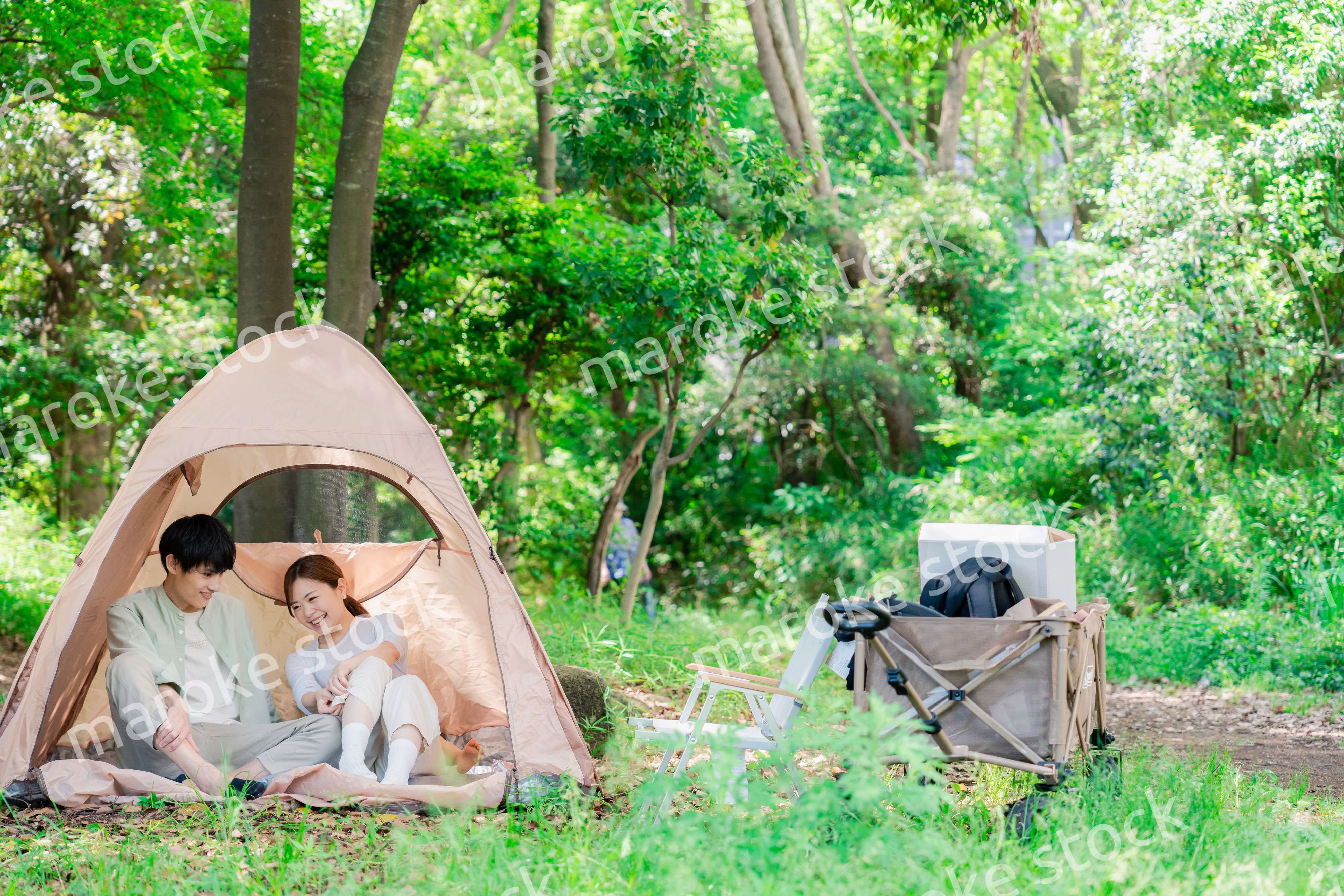 テントでキャンプをする若いカップル