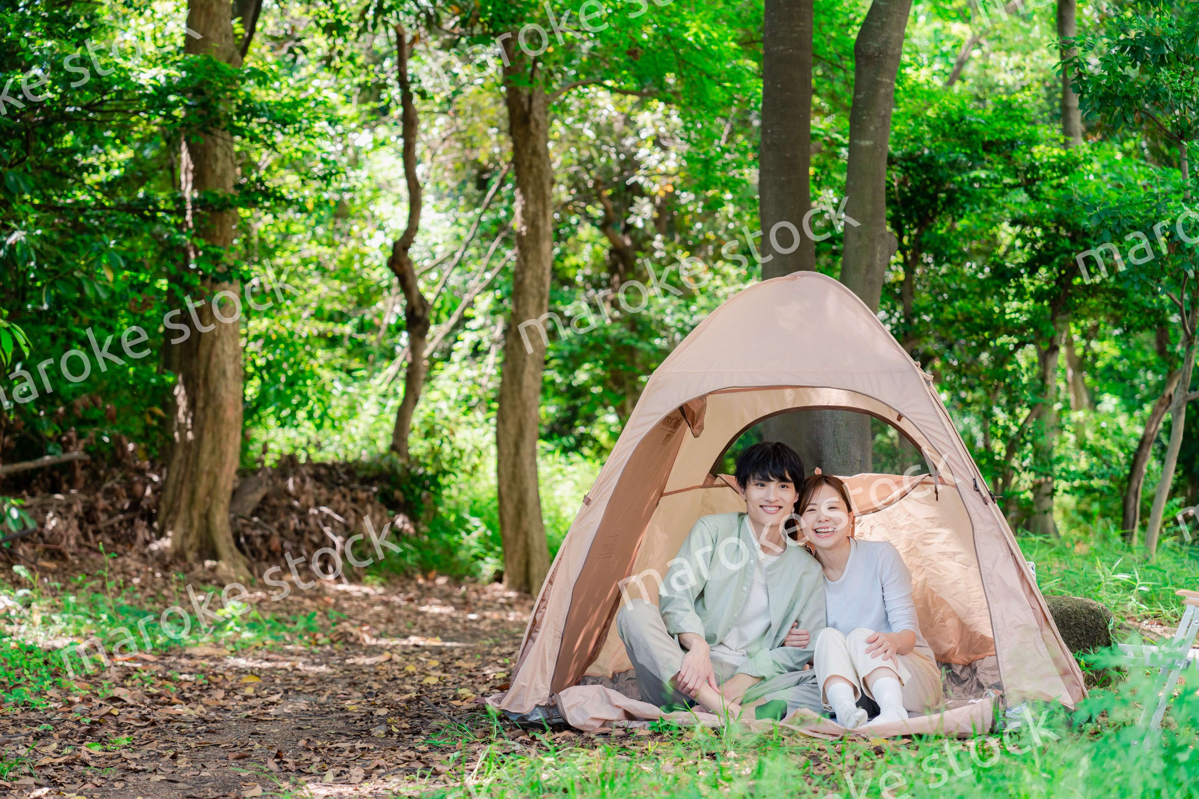 テントでキャンプをする若いカップル