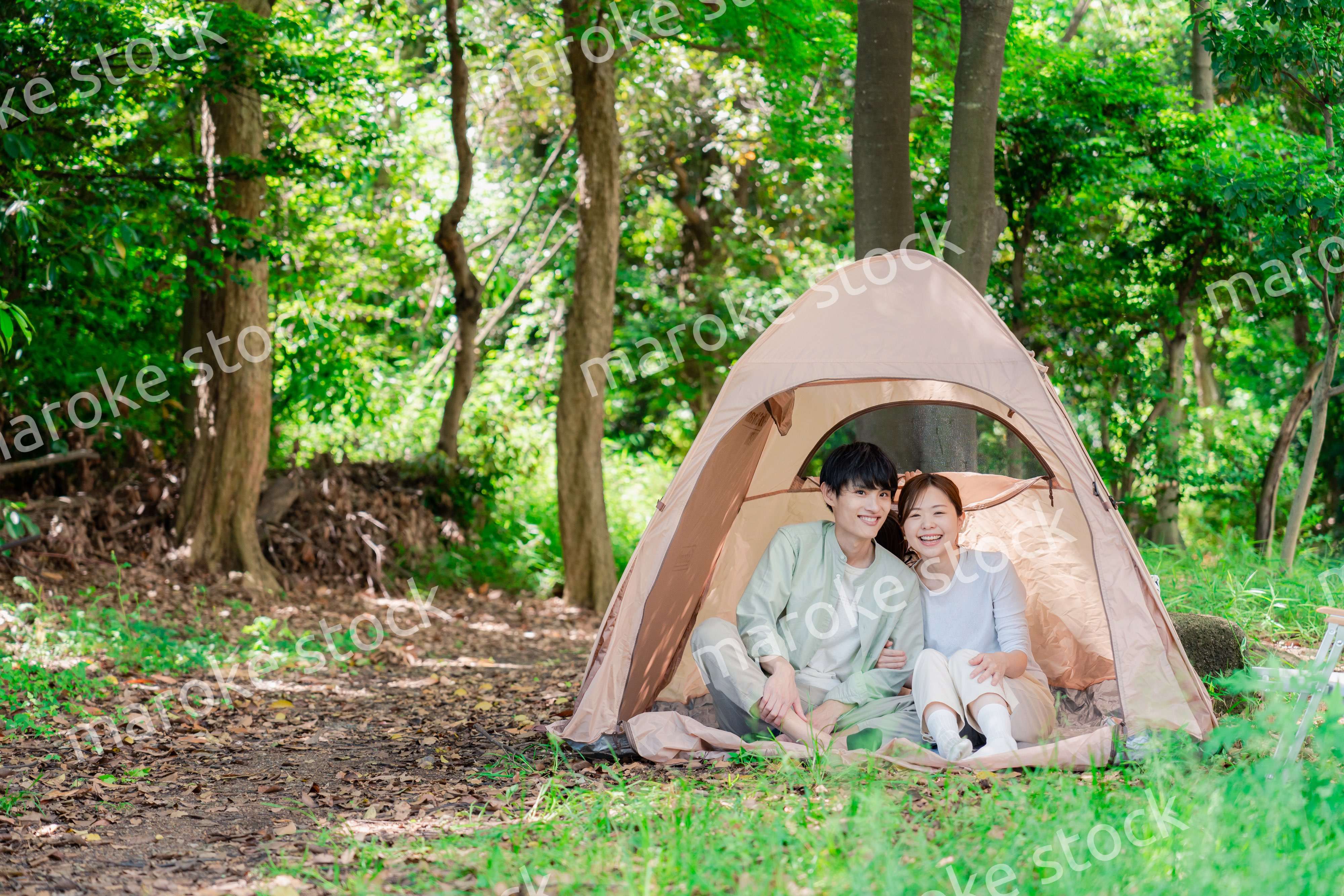 テントでキャンプをする若いカップル