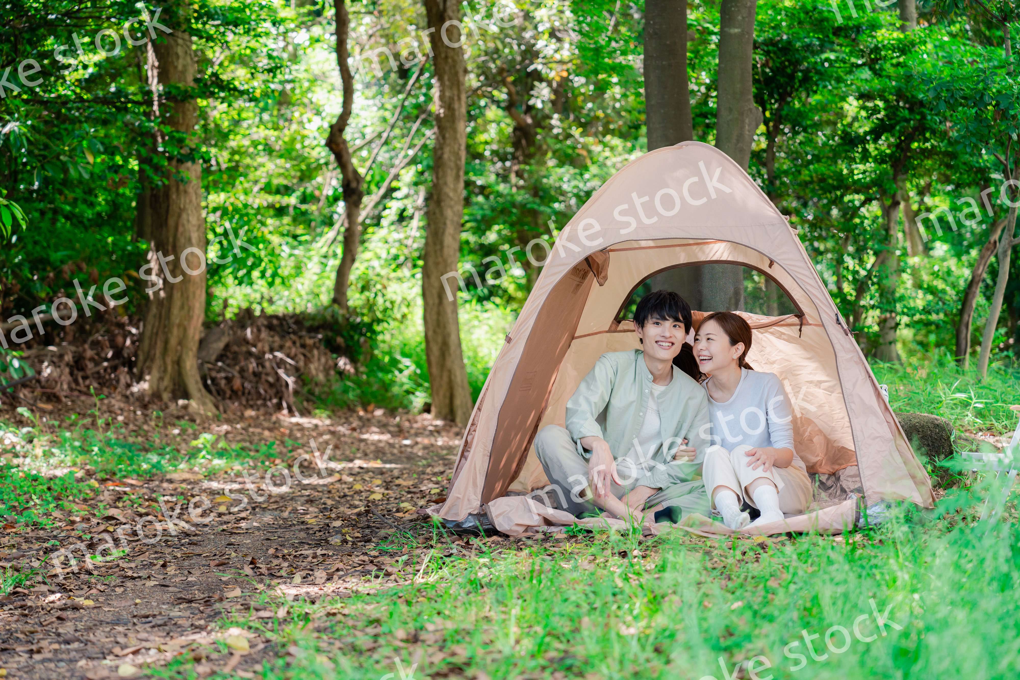 テントでキャンプをする若いカップル
