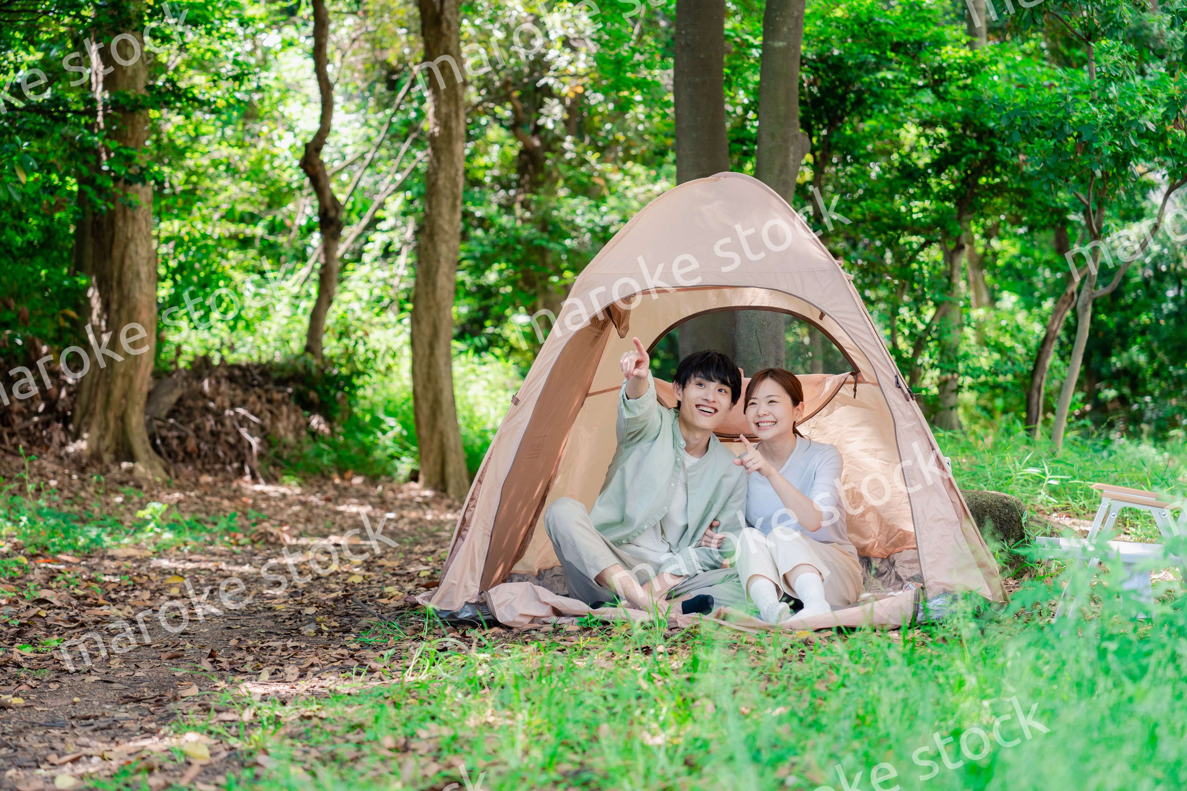 テントでキャンプをする若いカップル