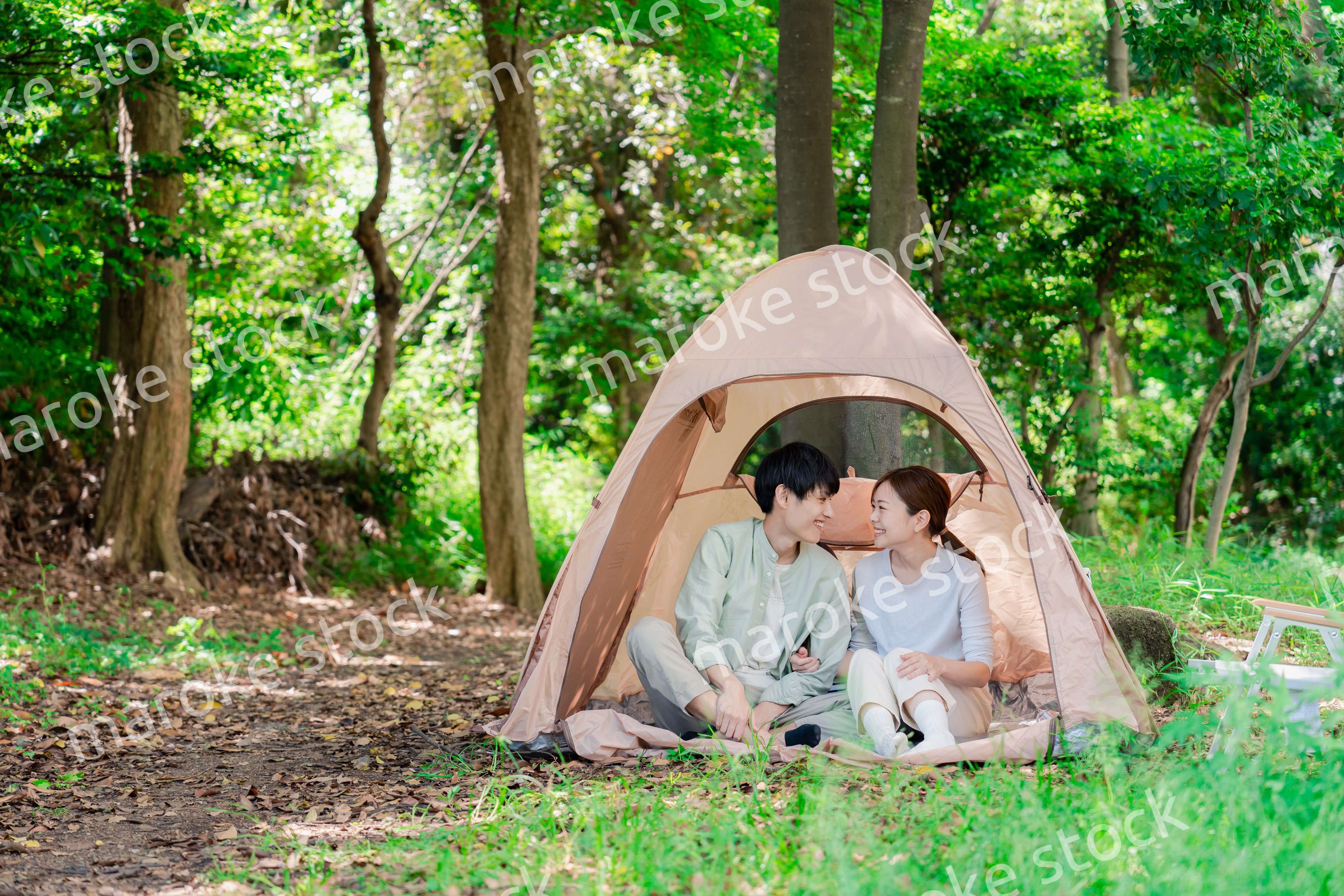 テントでキャンプをする若いカップル