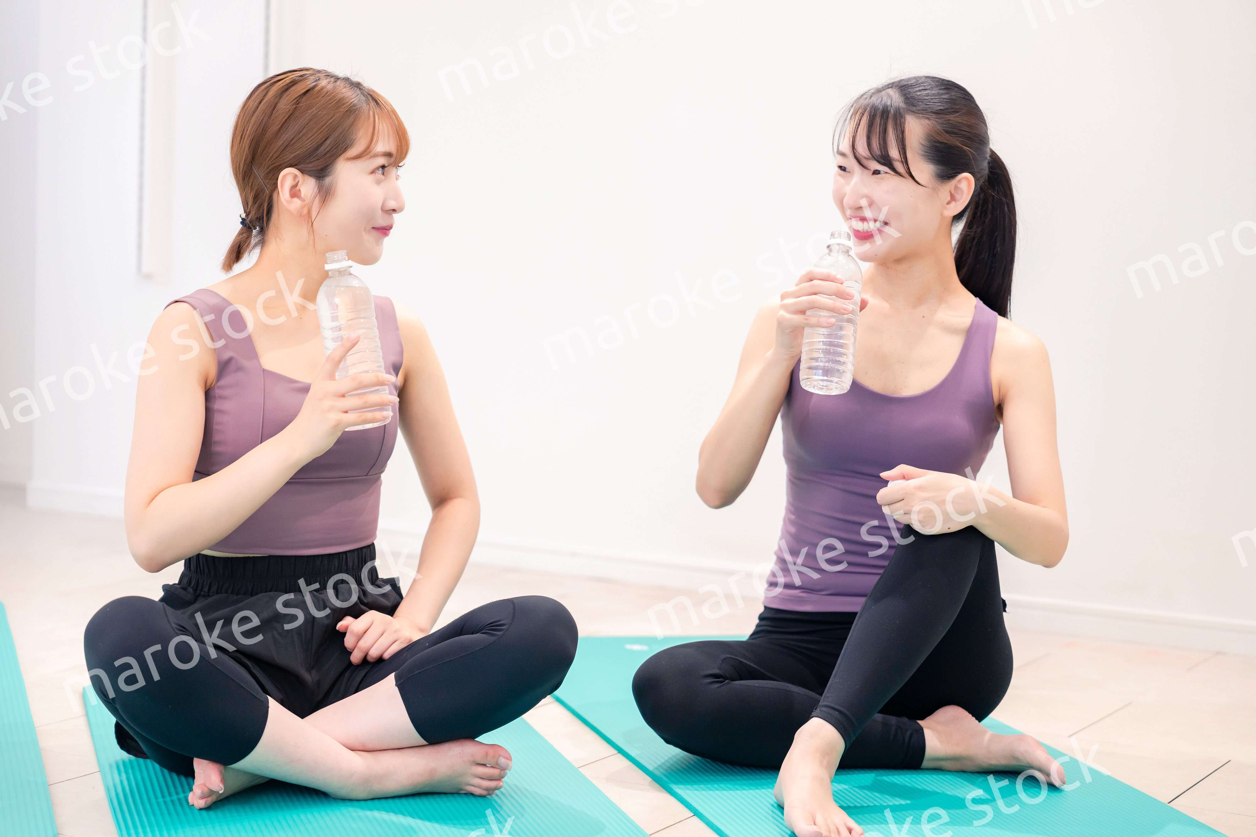 ヨガ教室でヨガをする2人の女性