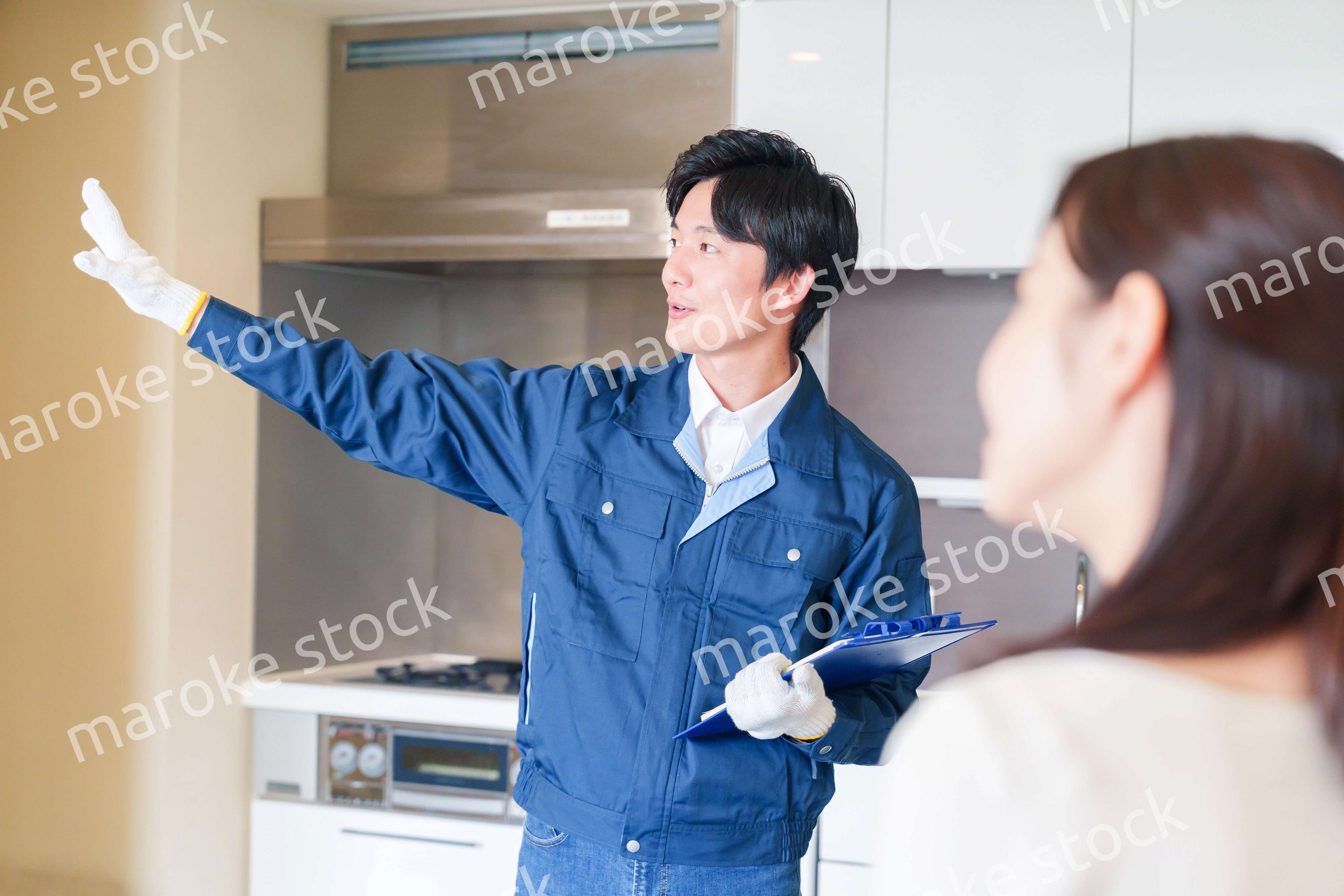 マンションを戸別訪問して点検をする業者の男性