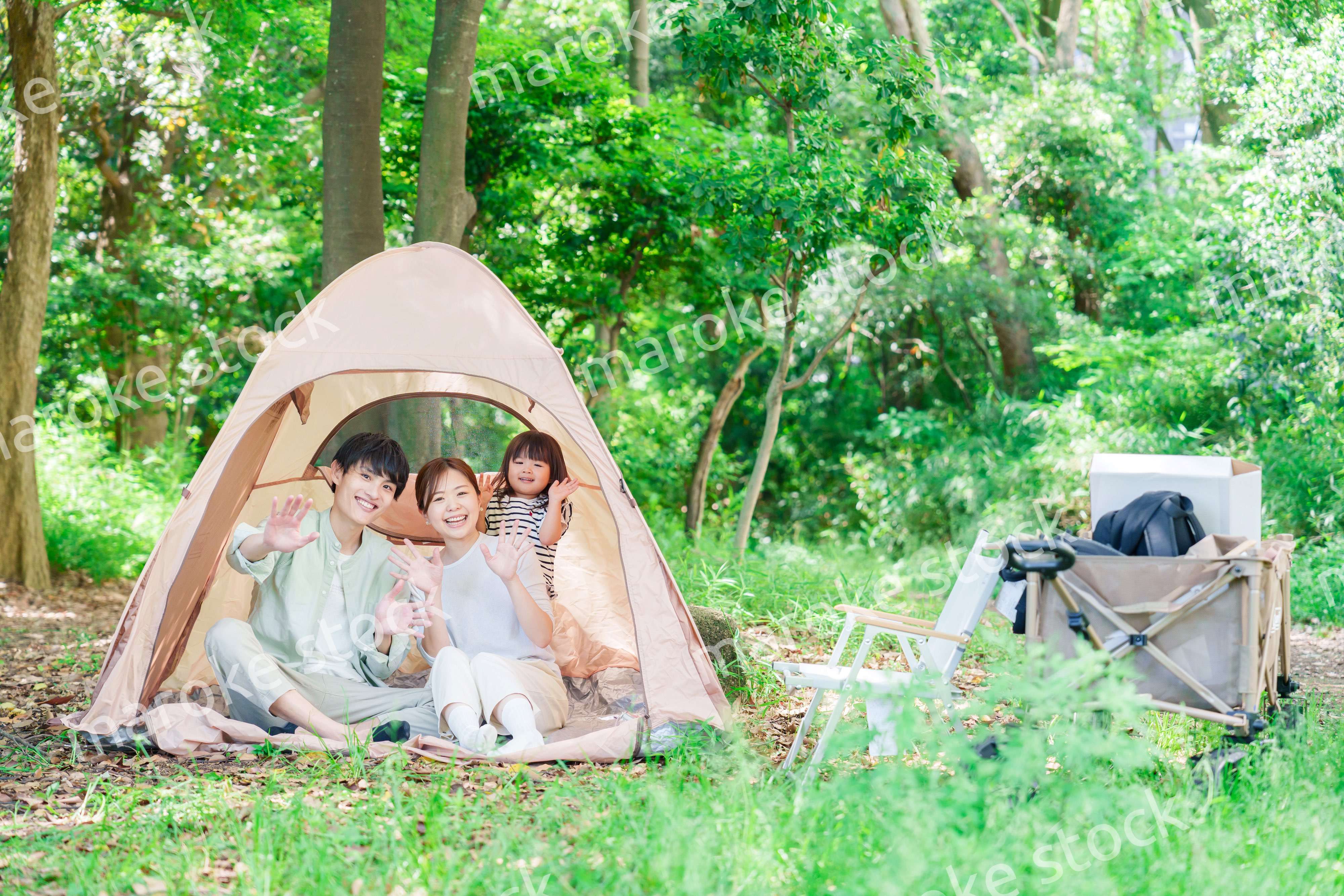 森の中でキャンプを楽しむ子供連れのファミリー