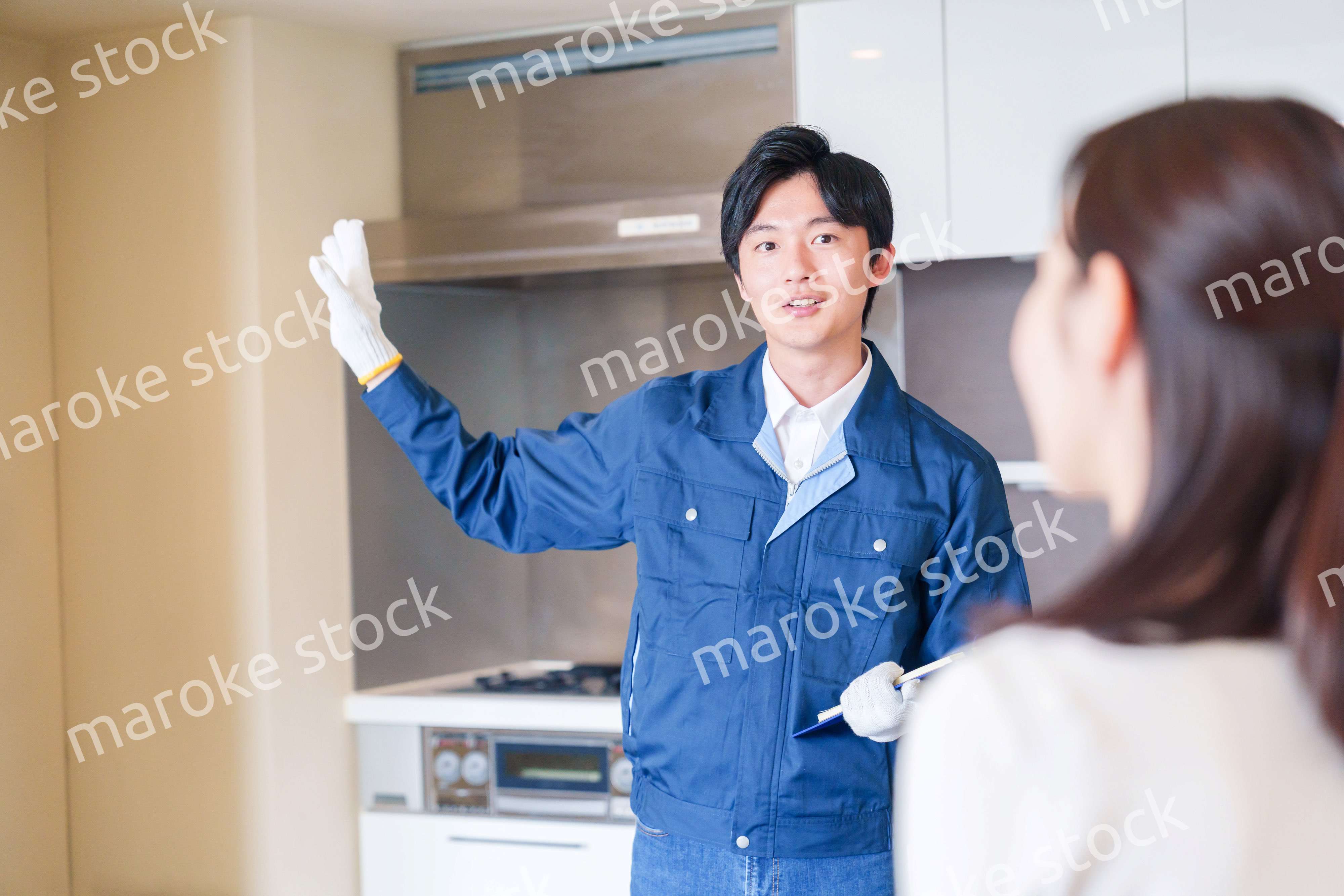 マンションを戸別訪問して点検をする業者の男性