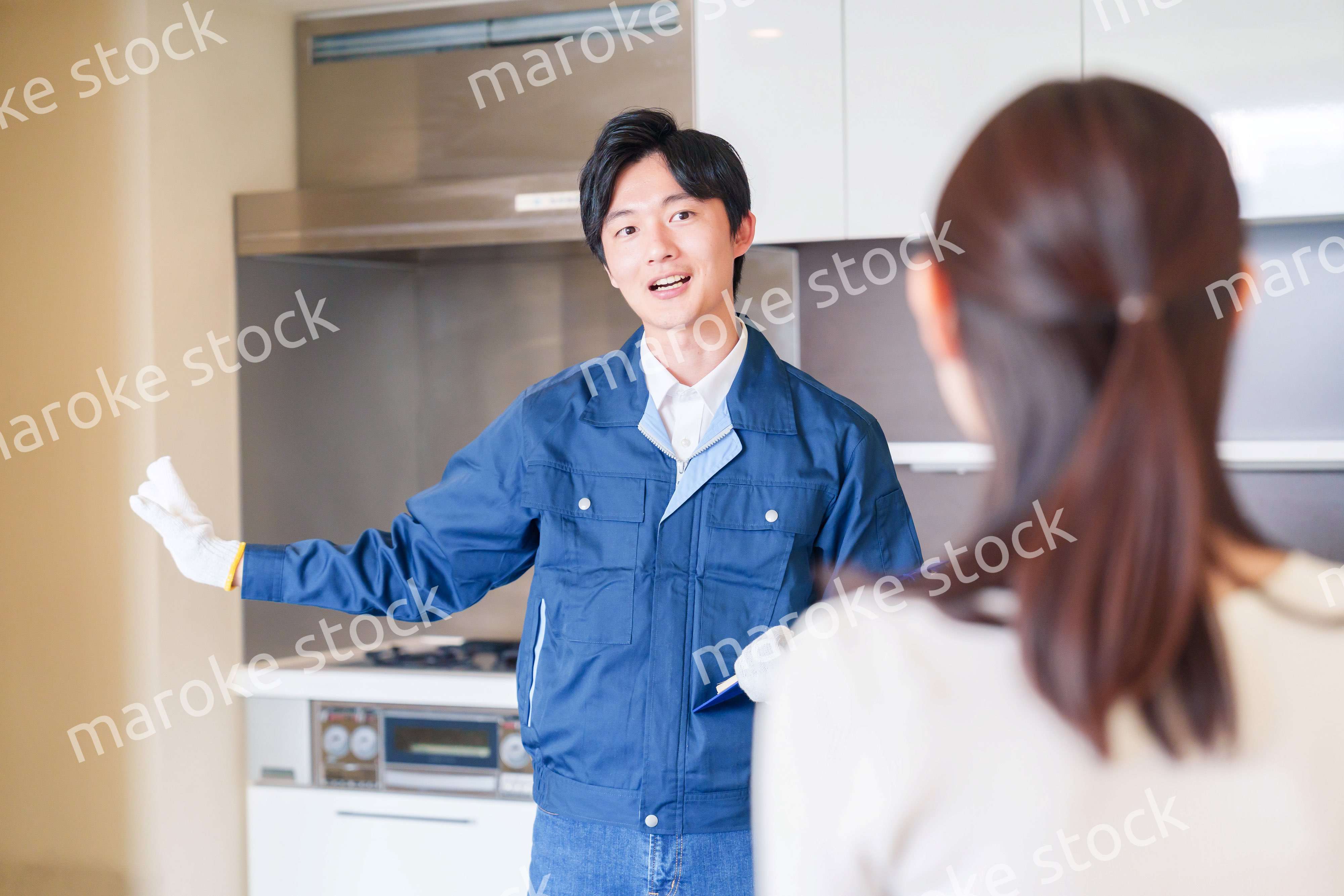 マンションを戸別訪問して点検をする業者の男性