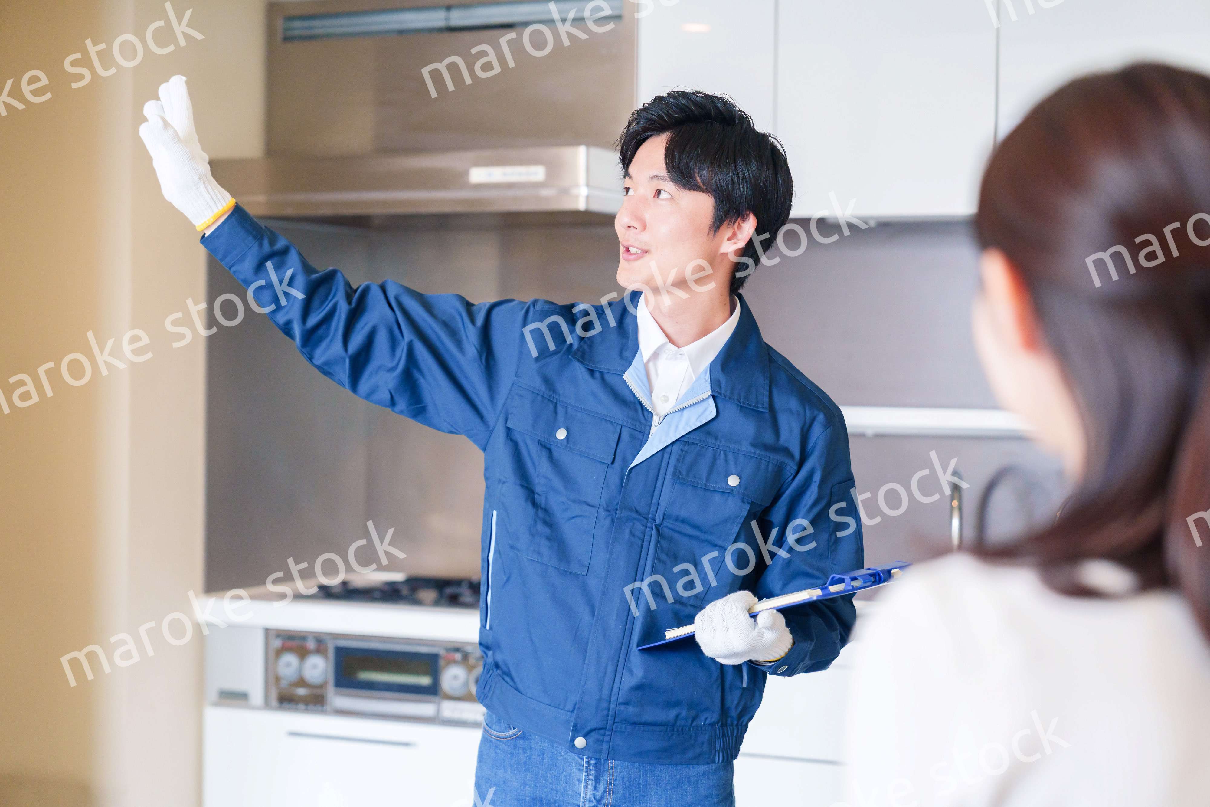 マンションを戸別訪問して点検をする業者の男性