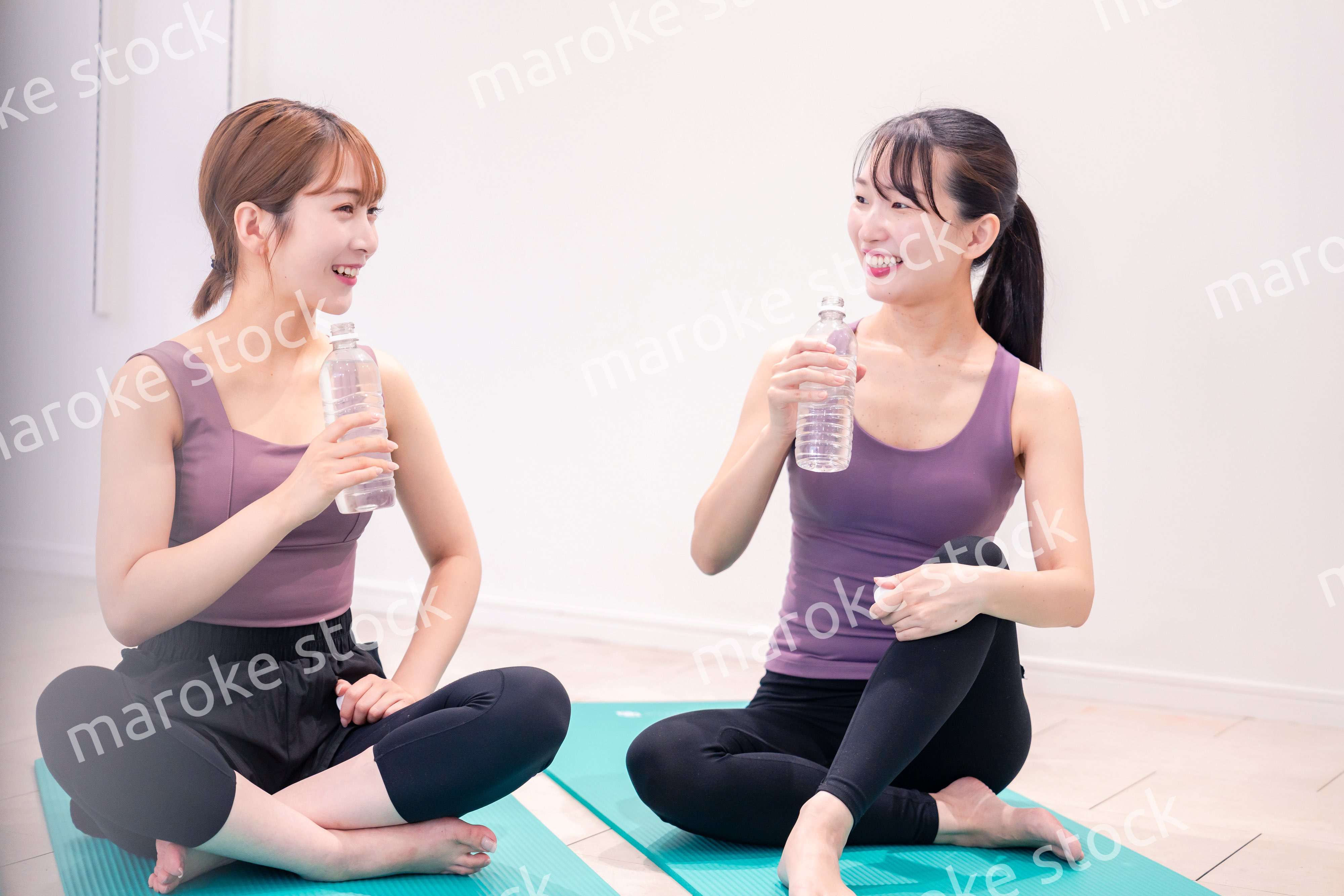 ヨガ教室でヨガをする2人の女性