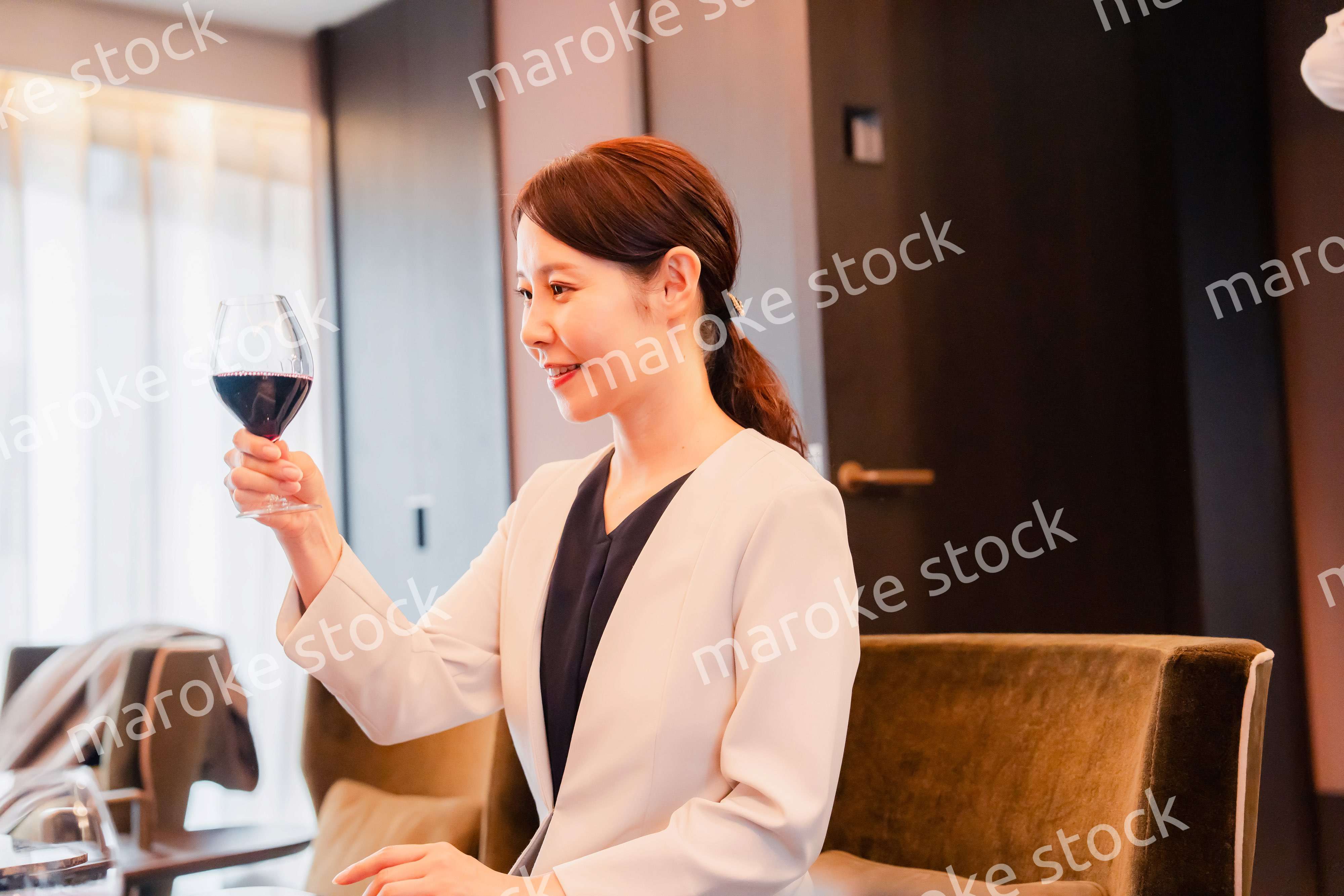 ワインの香りを楽しむ若い女性