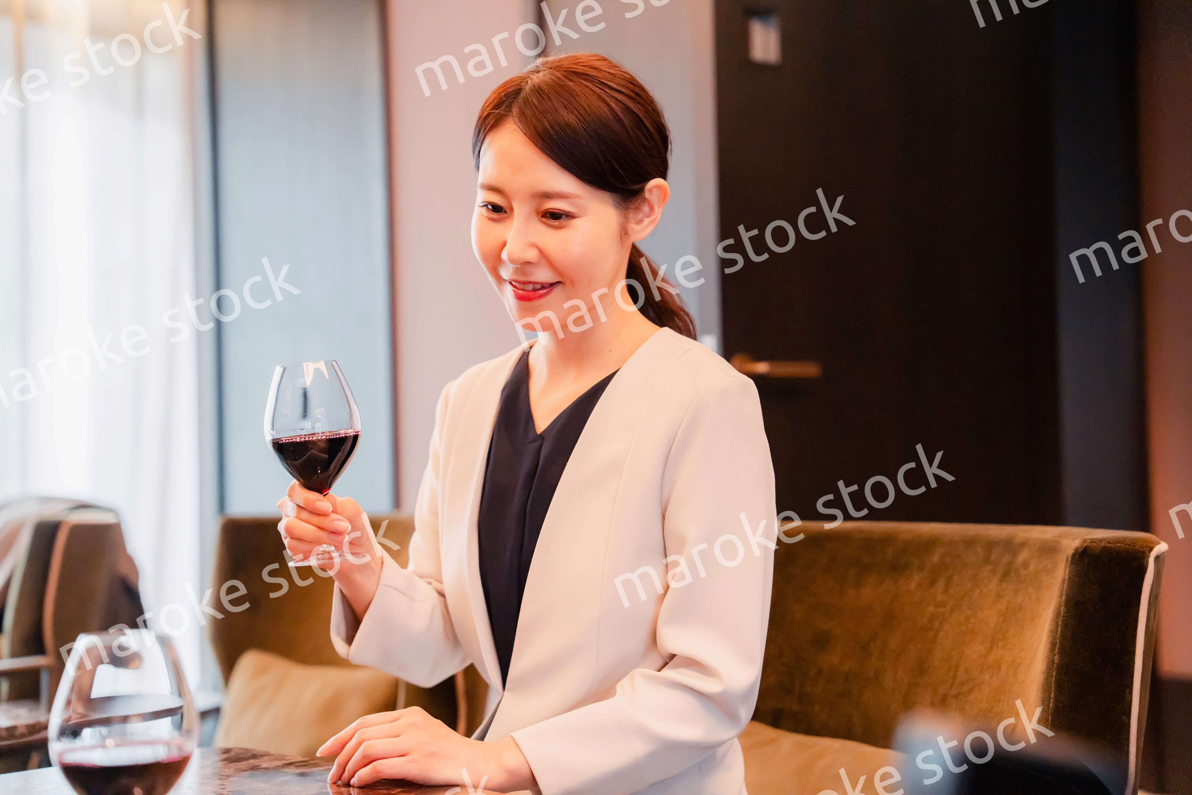 ワインの香りを楽しむ若い女性