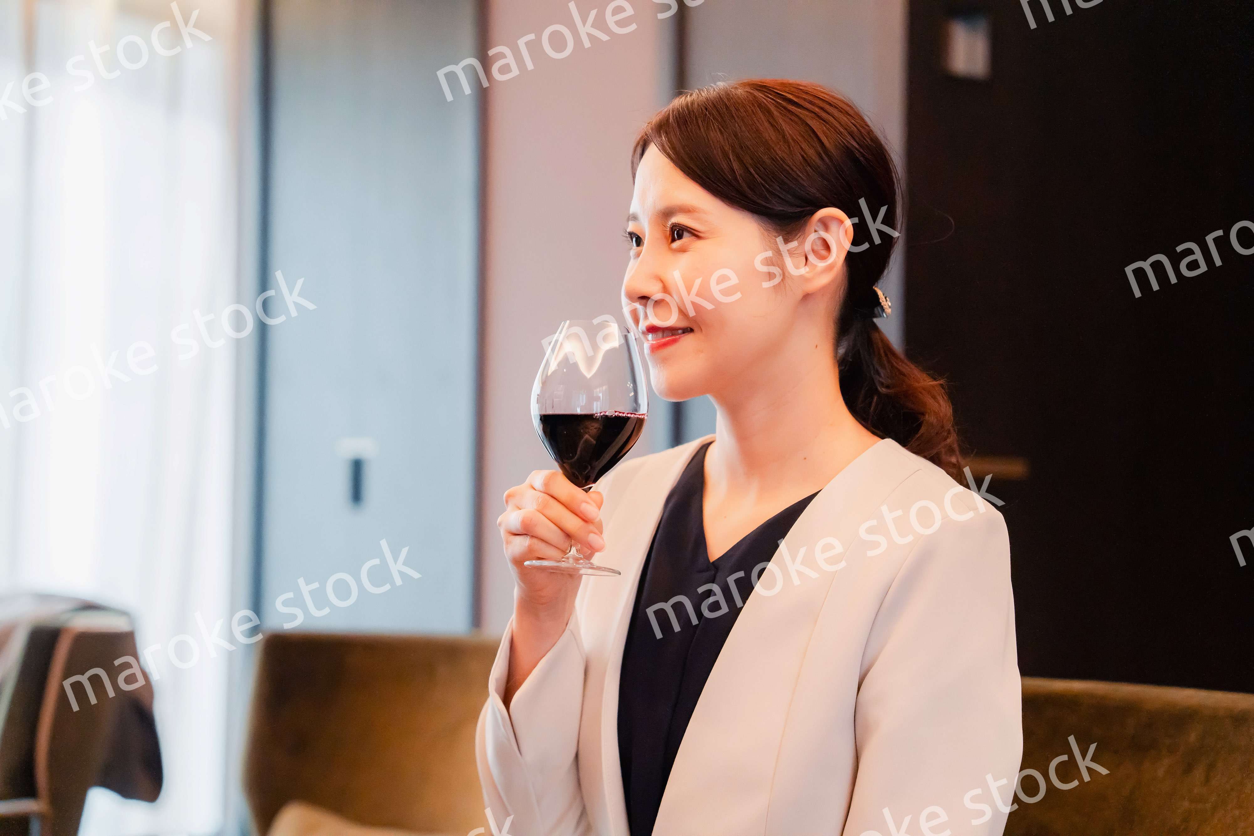 ワインの香りを楽しむ若い女性