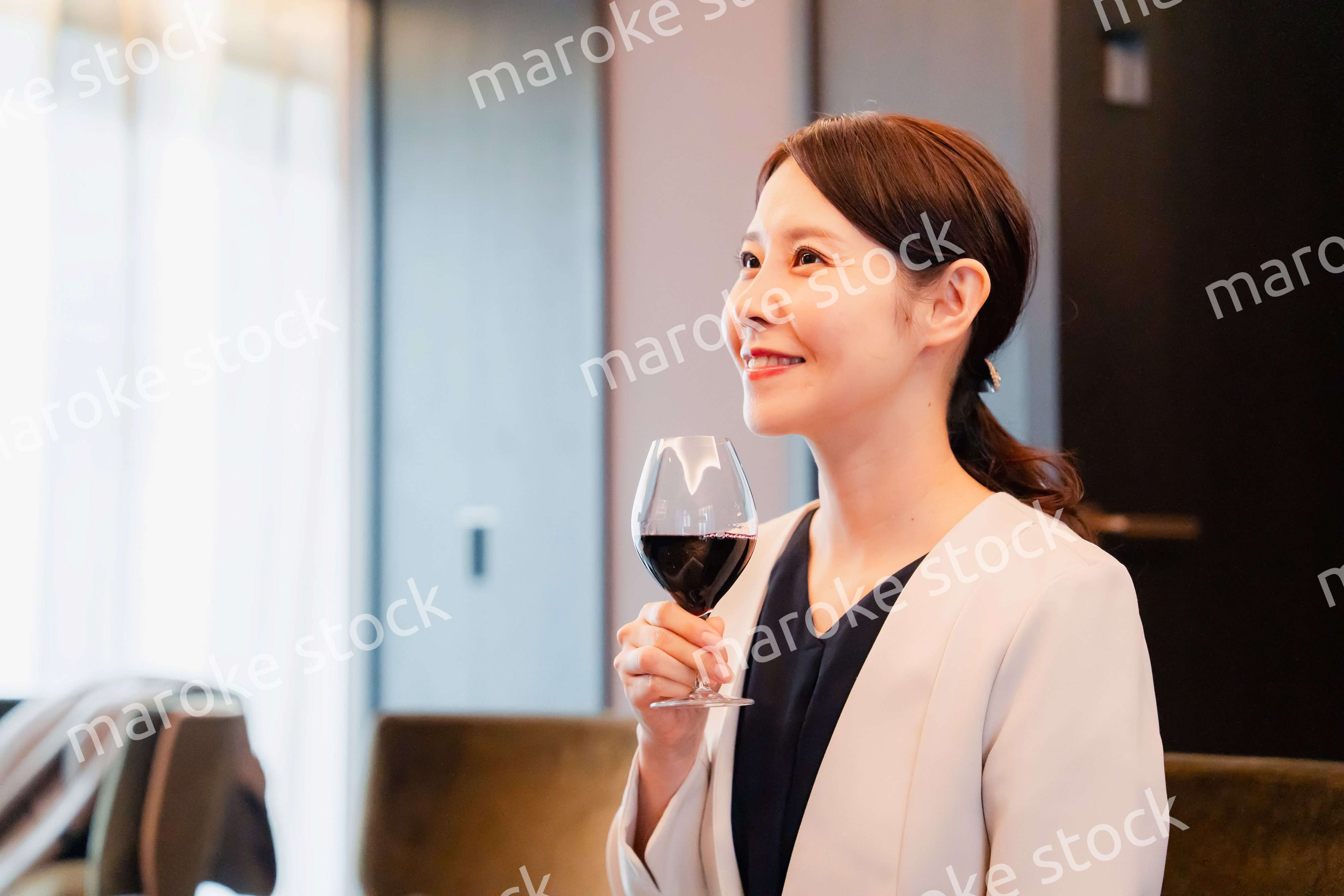 ワインの香りを楽しむ若い女性